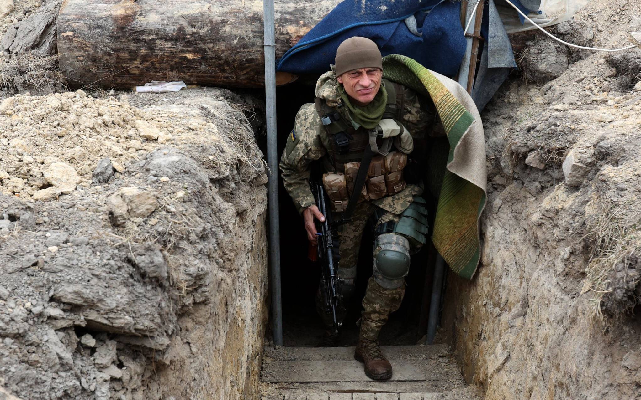 A Ukrainian serviceman walks along a trench on the frontline of the northern part of Kyiv region, on March 28, 2022. (Photo by Anatolii Stepanov / AFP)