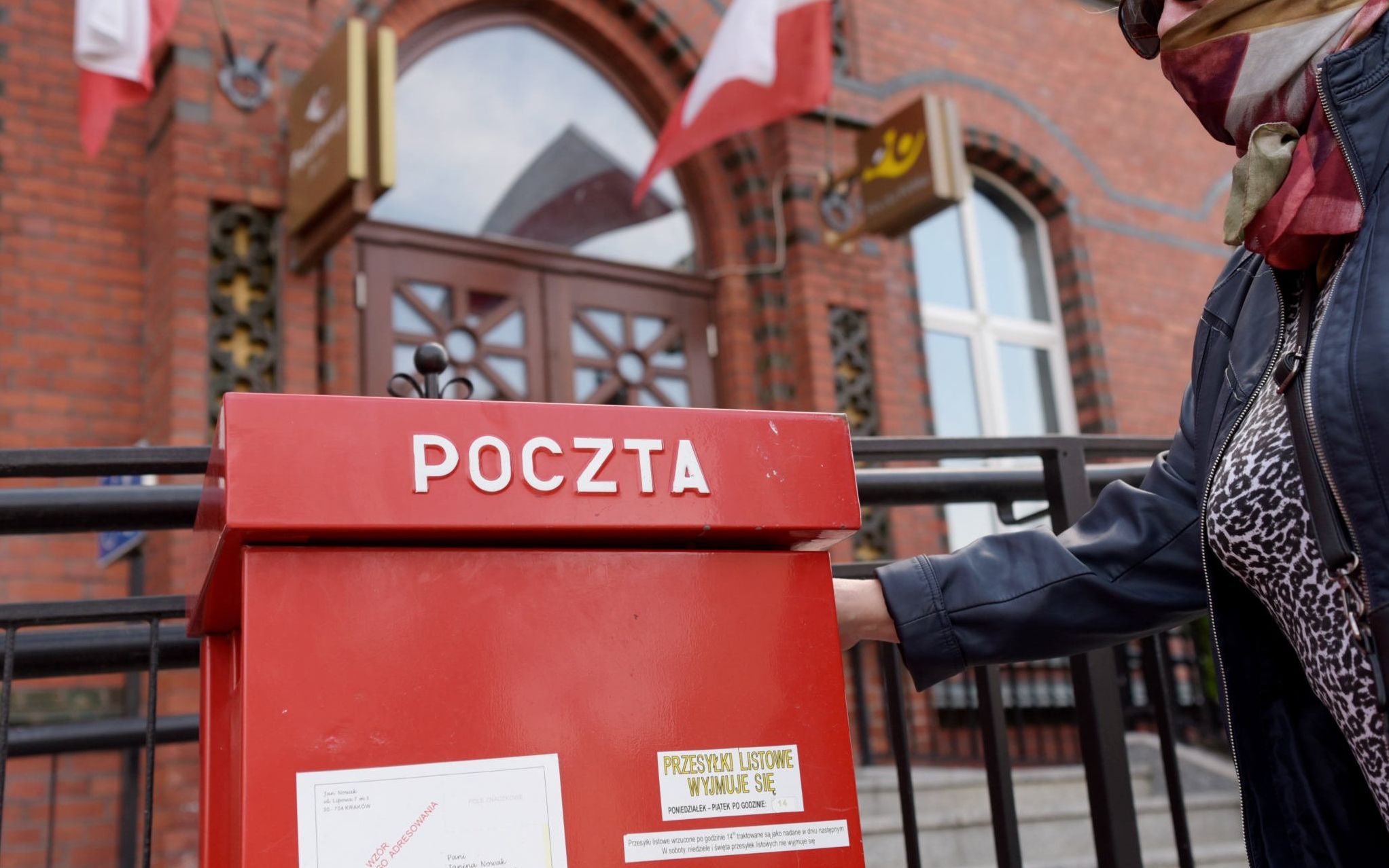 28.04.2020 Olsztyn , ul . Pienieznego . Skrzynka pocztowa pzry budynku Poczty Polskiej . 
Fot . Robert Robaszewski / Agencja Gazeta