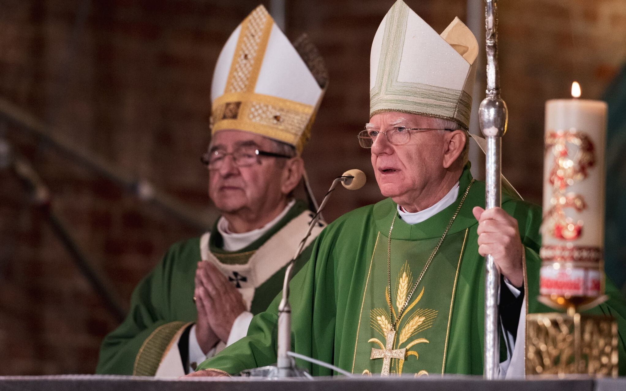 08.11.2019 Gdansk , ulica Profesorska 17 . Bazylika po wezwaniem swietej Brygidy . Od lewej: arcybiskup Slawoj Leszek Glodz , arcybiskup Marek Jedraszewski podczas mszy rozpoczynajacej konferencje Miedzynarodowego Centrum Badan nad Fenowmenem Solidarnosci i Niezaleznego Zwiazku Zawodowego '' Solidarnosci '' pod haslem '' Solidarnosc : od godnosci czlowieka do ponadnarodowej wspolpracy '' z udzialem metropolity krakowskiego arcybiskupa Marka Jedraszewskiego i metropolity gdanskiego arcybiskupa Slawoja Leszka Glodzia .
Fot. Martyna Niecko / Agencja Gazeta