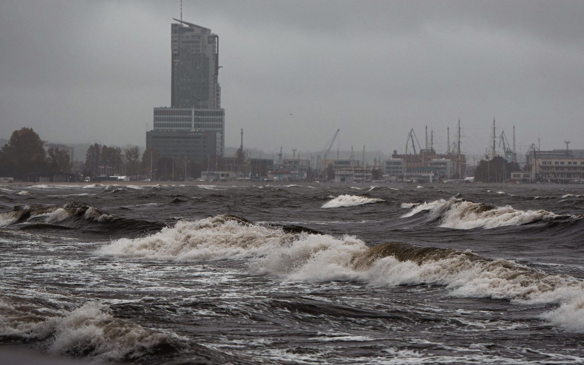 14.10.2020 Gdynia . Bulwar Nadmorski im. Feliksa Nowowiejskiego . Sztorm przy bulwarze im. Feliksa Nowowiejskiego w Gdyni .
Fot. Martyna Niecko / Agencja Gazeta