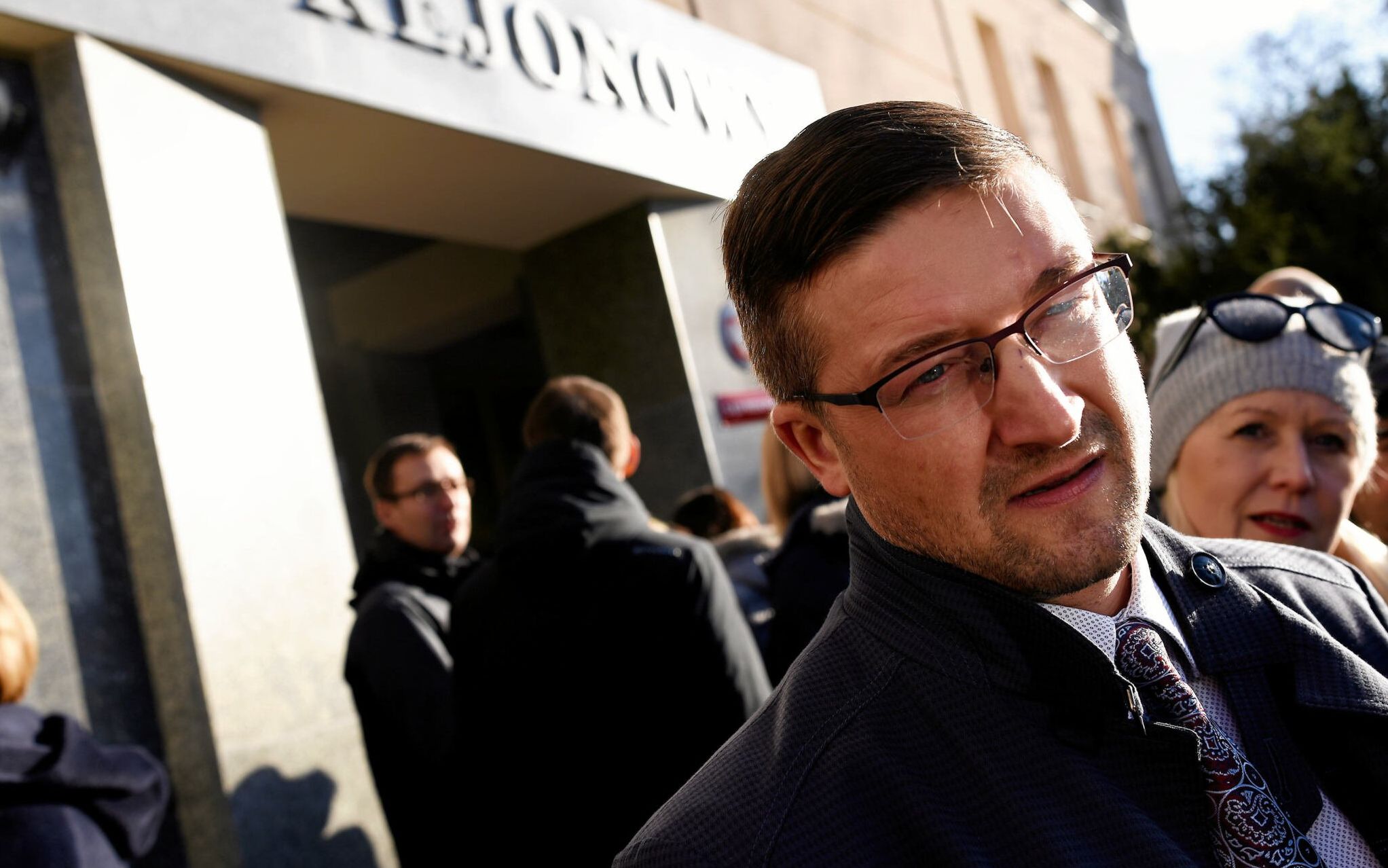 07.02.2020 Olsztyn , schody pod Sadem Rejonowym . Sedziowie i prokuratorzy wspolnie staneli z haslem : Wolne sady wolni ludzie . Wsrod nich sedzia Pawel Juszczyszyn .
Fot . Robert Robaszewski / Agencja Gazeta