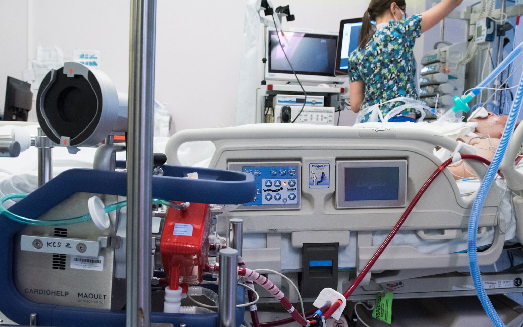 17.02.2021 Wroclaw . Uniwersytecki Szpital Kliniczny przy ulicy Borowskiej 213 . Oddzial intensywnej terapii , pacjent podlaczony do ECMO / pozaustrojowe utlenowanie krwi /
Fot . Tomasz Pietrzyk / Agencja Gazeta