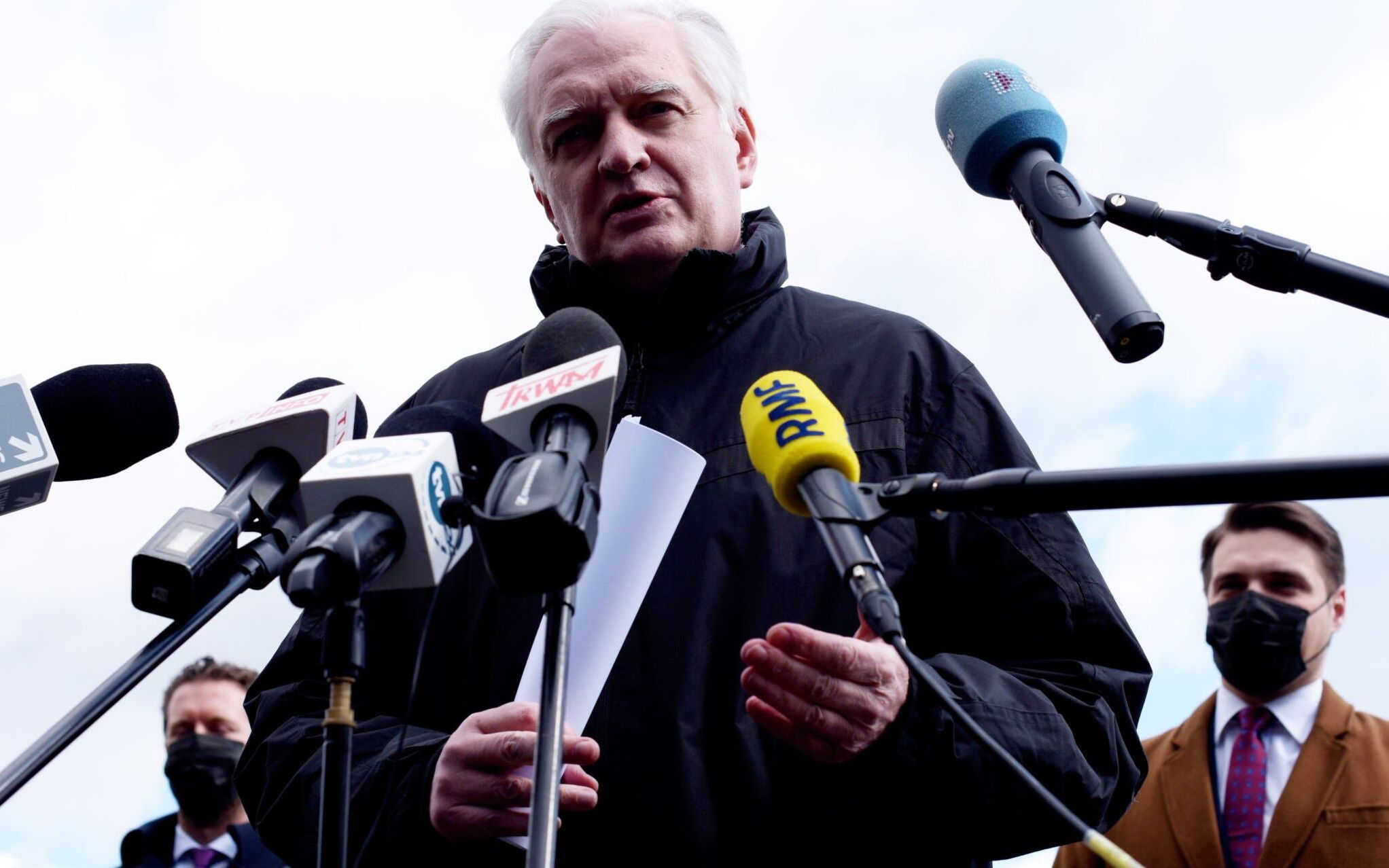 08.04.2021 Olsztyn , Centrum Zeglarstwa Wodnego i Lodowego nad jeziorem Ukiel . Konferencja prasowa partii Porozumienie Jaroslawa Gowina . N/z od lewej: posel na Sekm RP i wicepremier Jaroslaw Gowin .
Fot . Robert Robaszewski / Agencja Gazeta