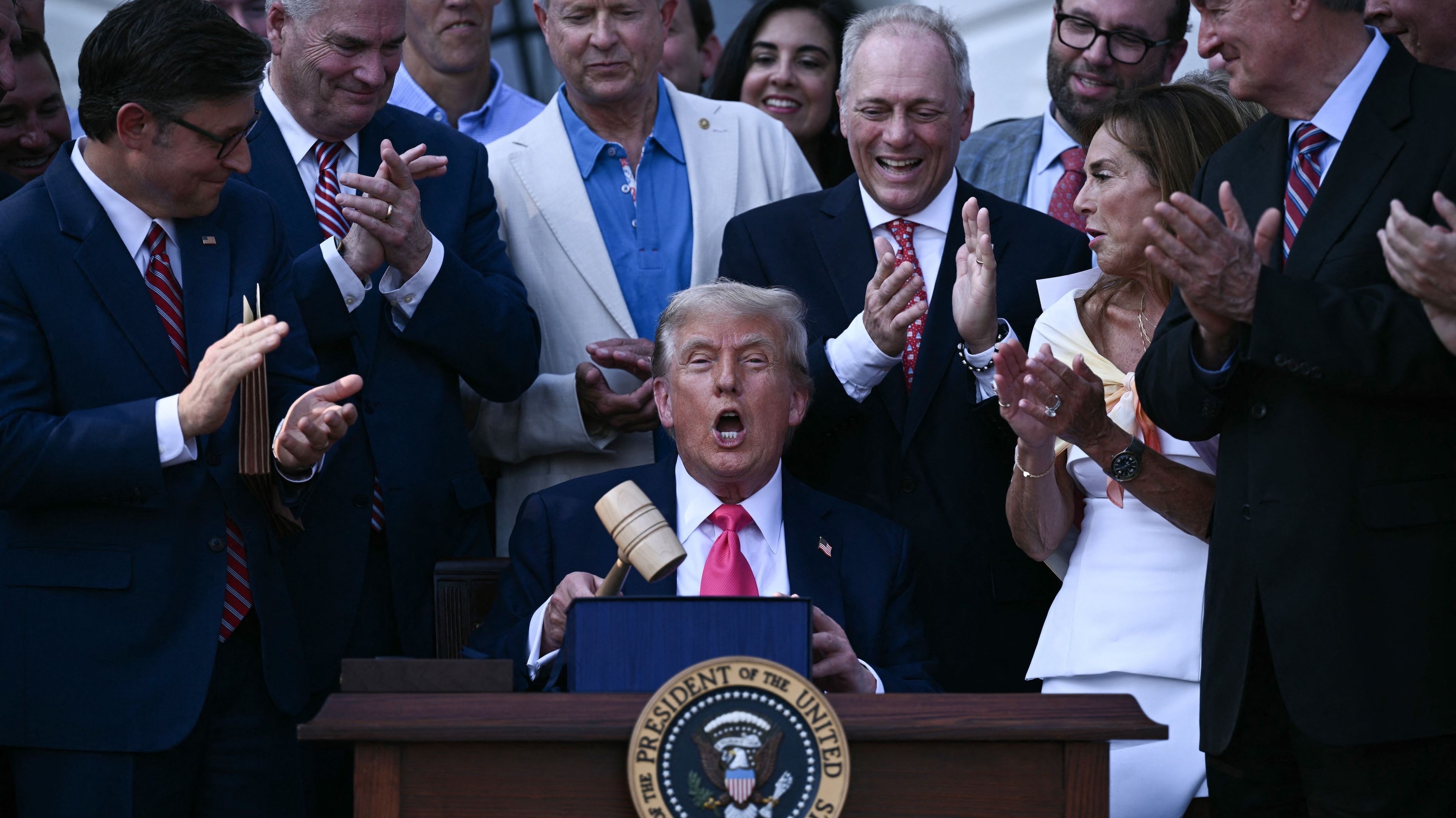 Prezydent USA Donald Trump (środek) trzyma młotek po podpisaniu „Big Beautiful Bill Act” w Białym Domu w Waszyngtonie