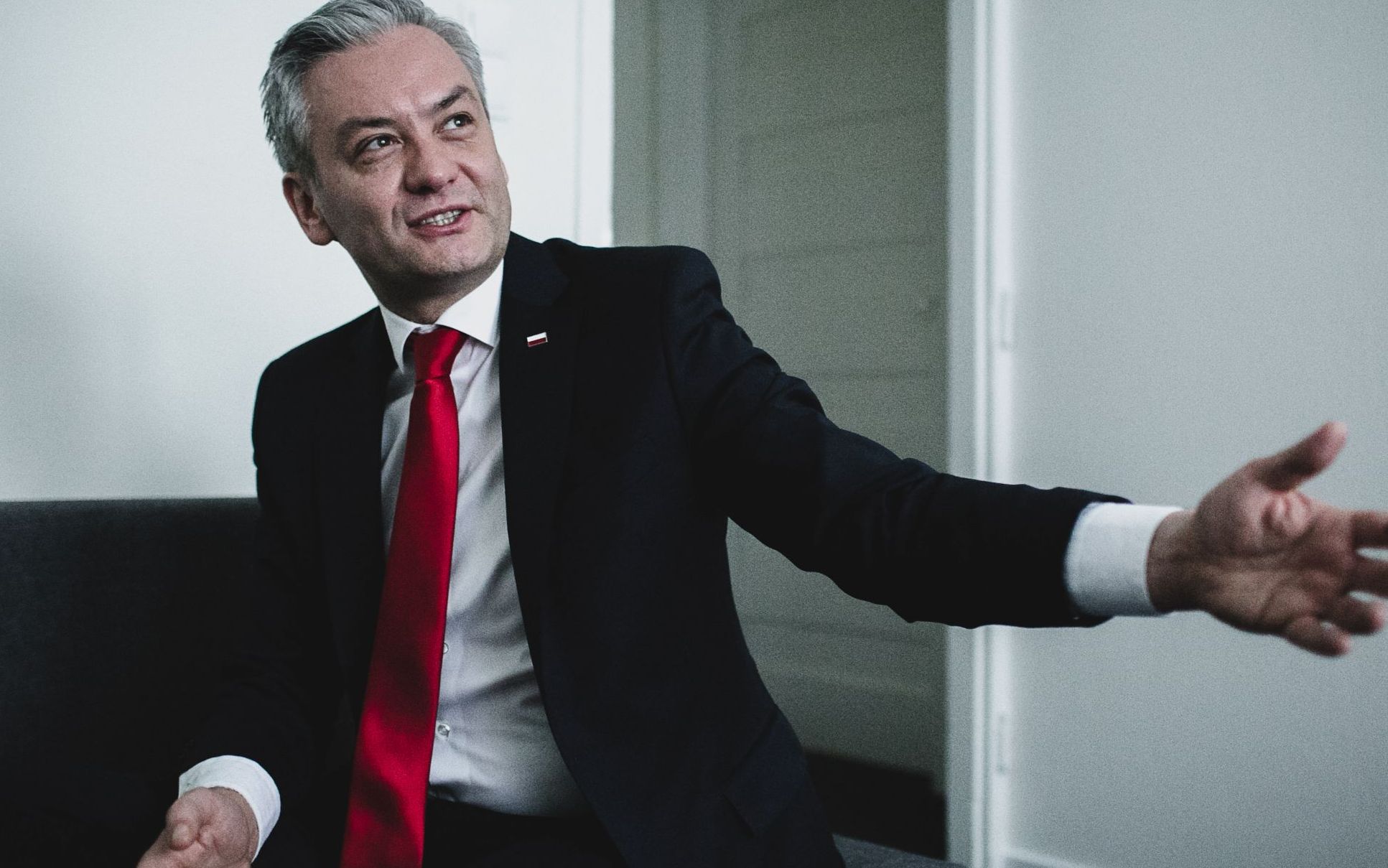 Grafika do artykułu Trzy twarze Roberta Biedronia. Przekonuje do głosowania wyborczynię PiS, PO i Lewicy [ROZMOWA]