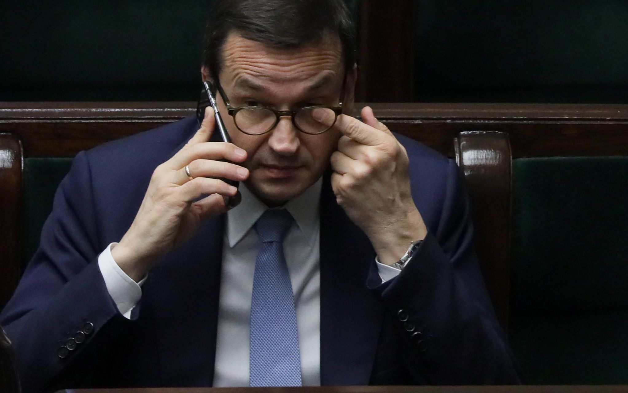 14.05.2020 Warszawa . Sejm . Siodmy dzien 11 posiedzenia Sejmu IX kadencji . Poslowie podczas bloku glosowan , glownie nad poprawkami Senatu w sprawie epidemii covid - 19 . Mateusz Morawiecki rozmawia przez telefon .
Fot. Slawomir Kaminski / Agencja Gazeta