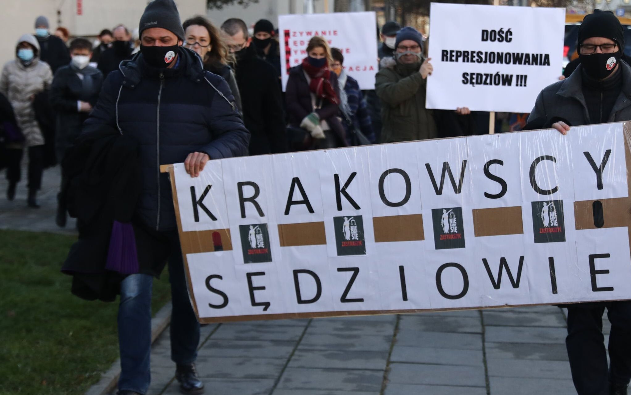 29.12.2020 Krakow . Manifestacja poparcia dla sedziow przesluchiwanych w Prokuraturze . Przemarsz spod Sadu Okregowego pod budynek Prokuratury przy ulicy Mogilskiej . Fot. Jakub Porzycki / Agencja Gazeta