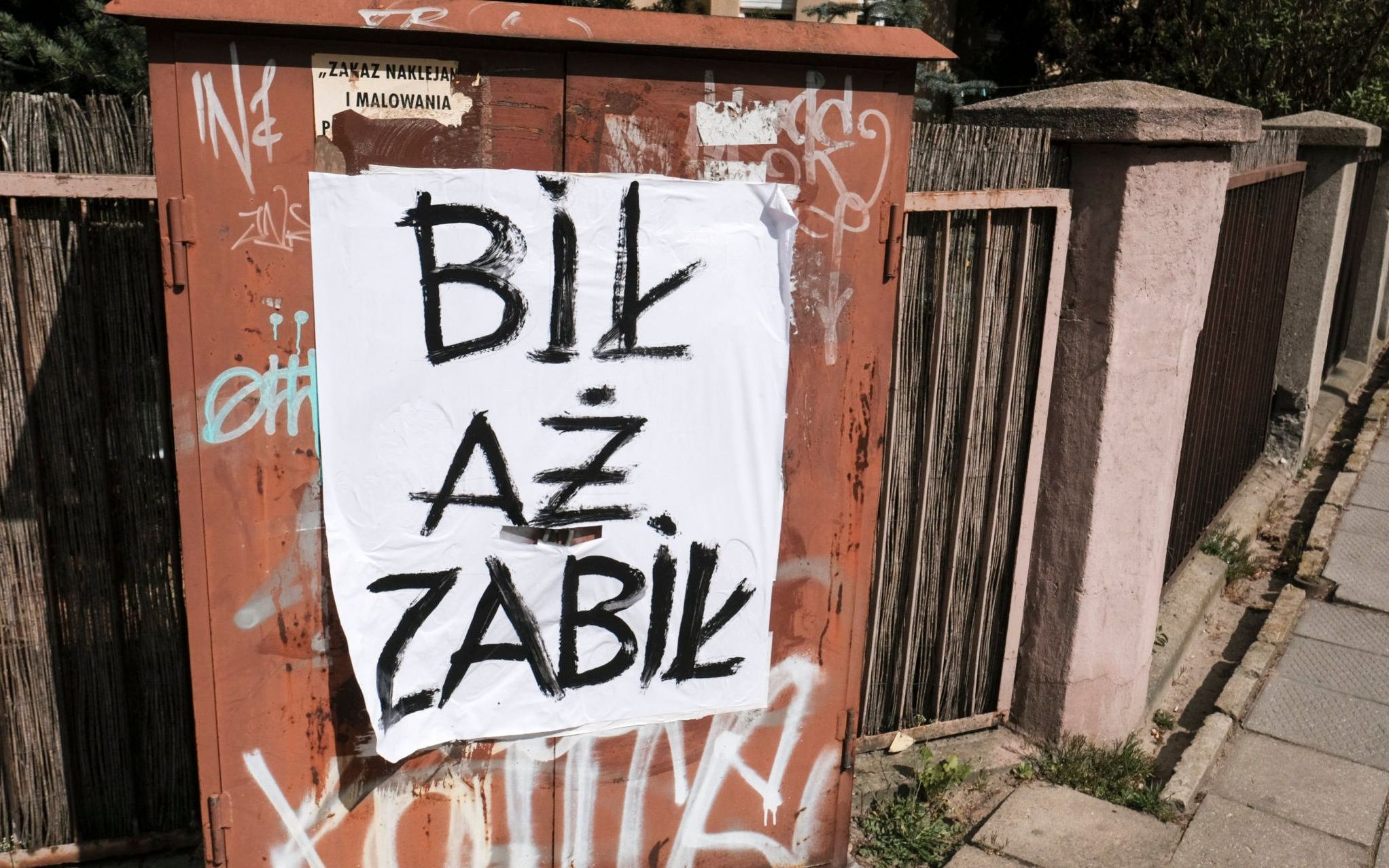 14.04.2020 Poznan , ulica Grodziska . Plakat " Bil az zabil '' dotyczacy przemocy domowej .
Fot. Piotr Skornicki / Agencja Gazeta
