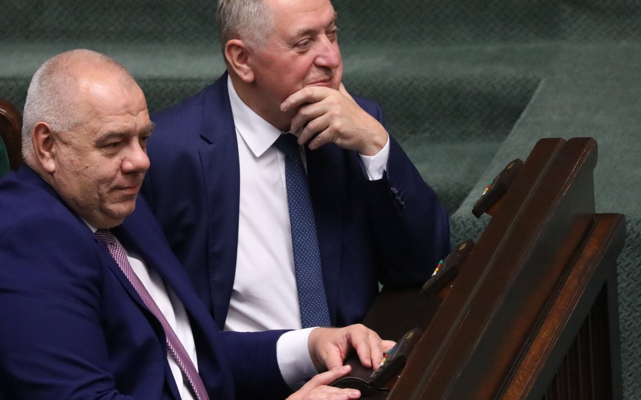 15.07.2020 Warszawa , uica Wiejska . Sejm . Od lewej minister aktywow panstwowych Jacek Sasin , posel Henryk Kowalczyk podczas debaty nad wnioskiem opozycji o wotum nieufnosci dla ministra sprawiedliwosci Zbigniewa Ziobro .
Fot. Slawomir Kaminski / Agencja Gazeta