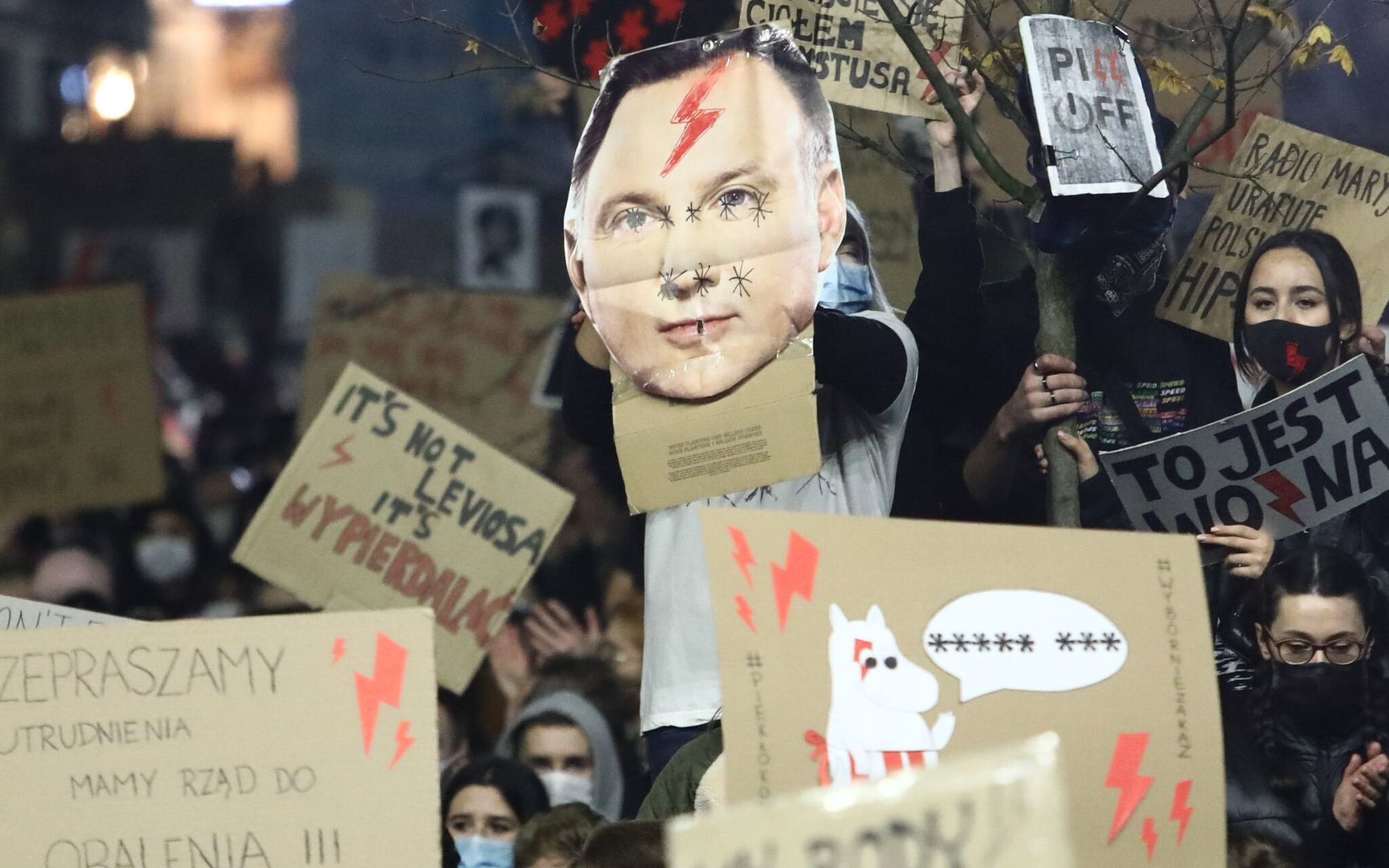 28.10.2020 Krakow . Muzeum Narodowe . Protest przeciwko zaostrzeniu prawa aborcyjnego . 
Fot. Jakub Porzycki / Agencja Gazeta