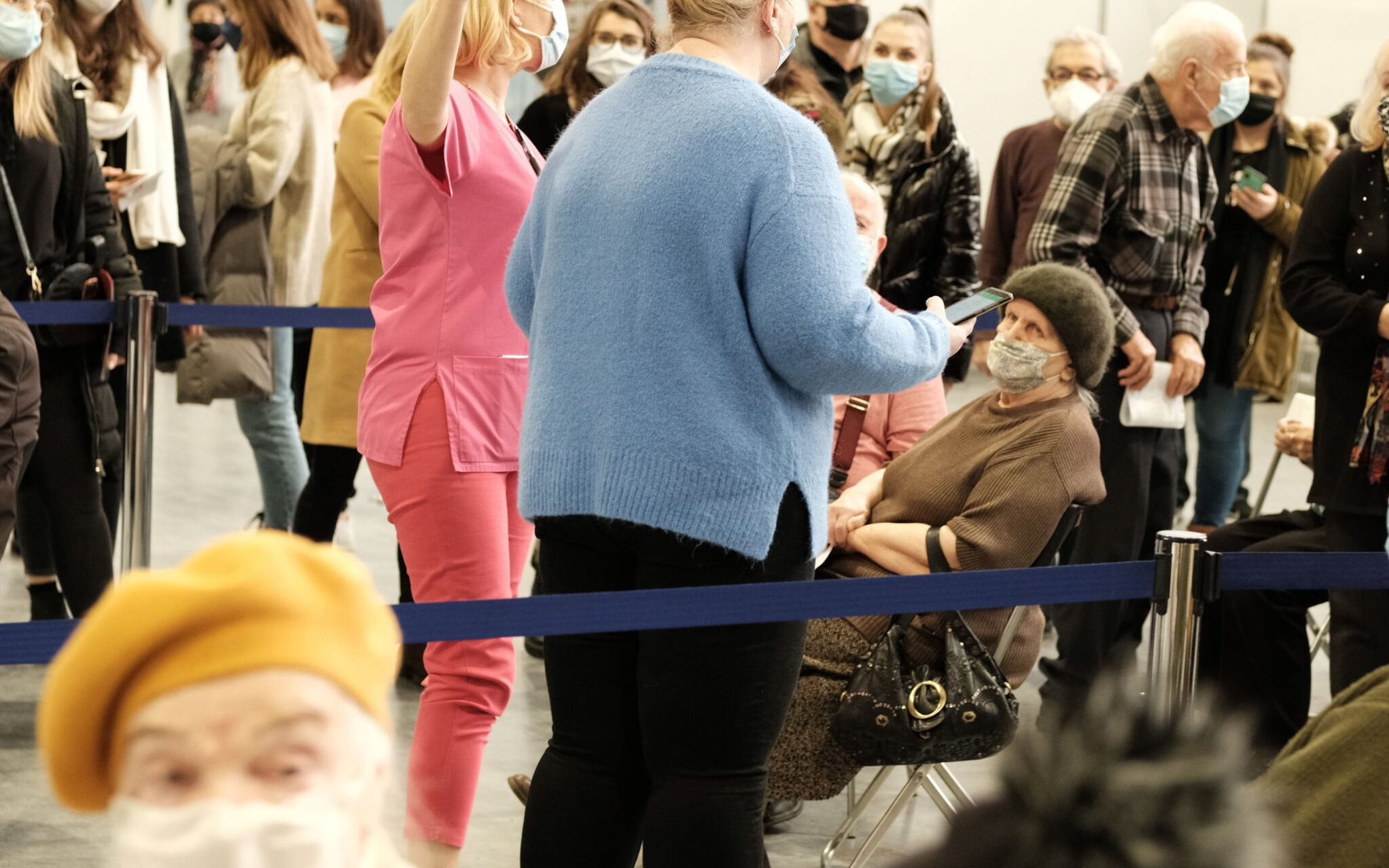 25.01.2020 Poznan . Szpital Tymczasowy na Miedzynarodowych Targach Poznanskich . Pierwszy dzien szczepien seniorow przeciwko covid . Seniorzy razem ze studentami z grupy 0 musieli czekac , poniewaz nie dojechaly szczepionki z Agencji Rezerw Materialowych . 
Fot. Lukasz Cynalewski / Agencja Gazeta *** Local Caption *** szczepienia seniorow