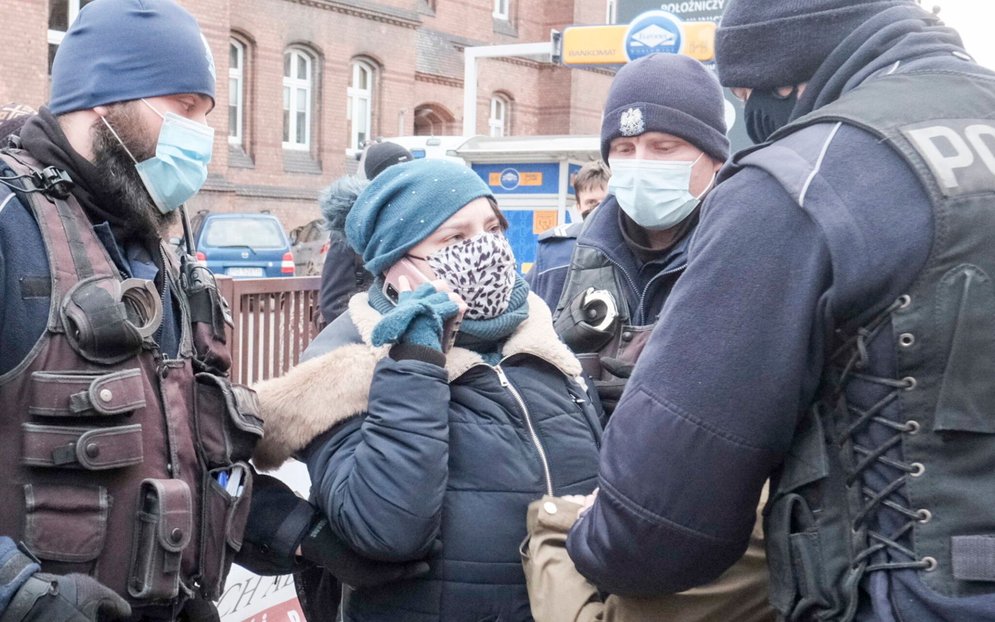 20.03.2021 Poznan , ulica Polna . Kolektyw organizacji kobiecych pod haslem " Fanatycy z dala od domu i szpitala " zaglusza modlitwe - rozaniec pod klinika poloznicza srodowisk antyaborcyjnych . Policja w sposob drastyczny usnela sila aktywistki wrzucajac je do samochodu policyjnego . 
Fot. Piotr Skornicki / Agencja Gazeta