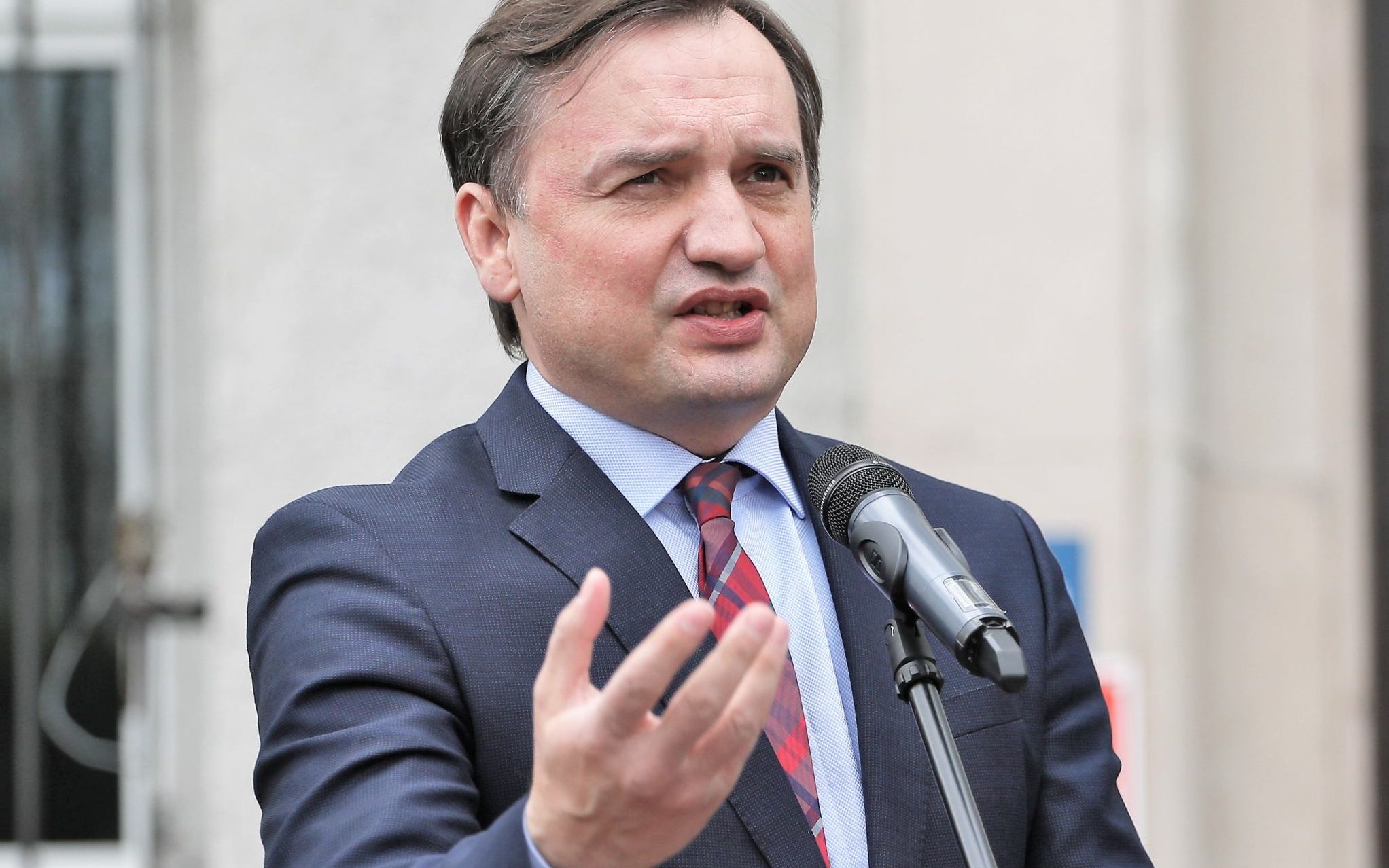 22.04.2020  Warszawa , Aleje Ujazdowskie . Ministerstwo Sprawiedliwosci . Wiceminister sprawiedliwosci Marcin Warchol , minister sprawiedliwosci Zbigniew Ziobro podczas konferencji prasowej o antylichwiarskich rozwiazaniach w zwiazku epidemia koronawirusa .
Fot. Slawomir Kaminski / Agencja Gazeta