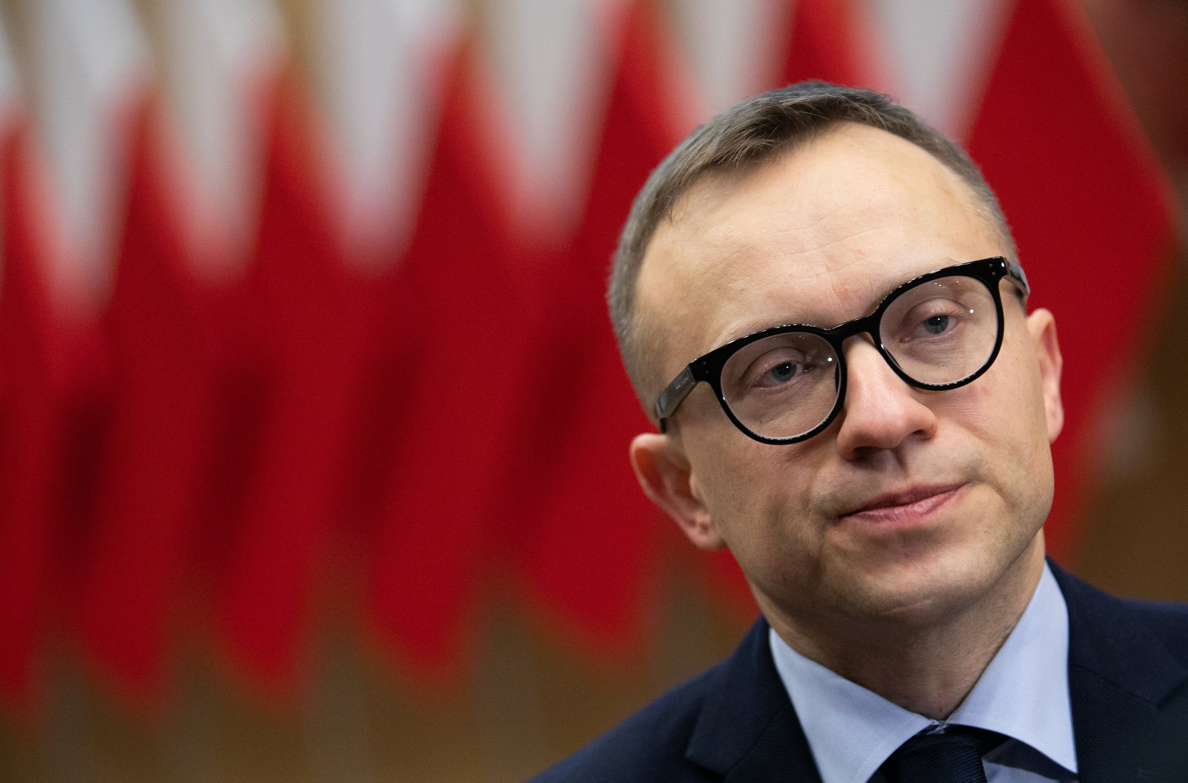Twarz mężczyzny na tle flag państwowych