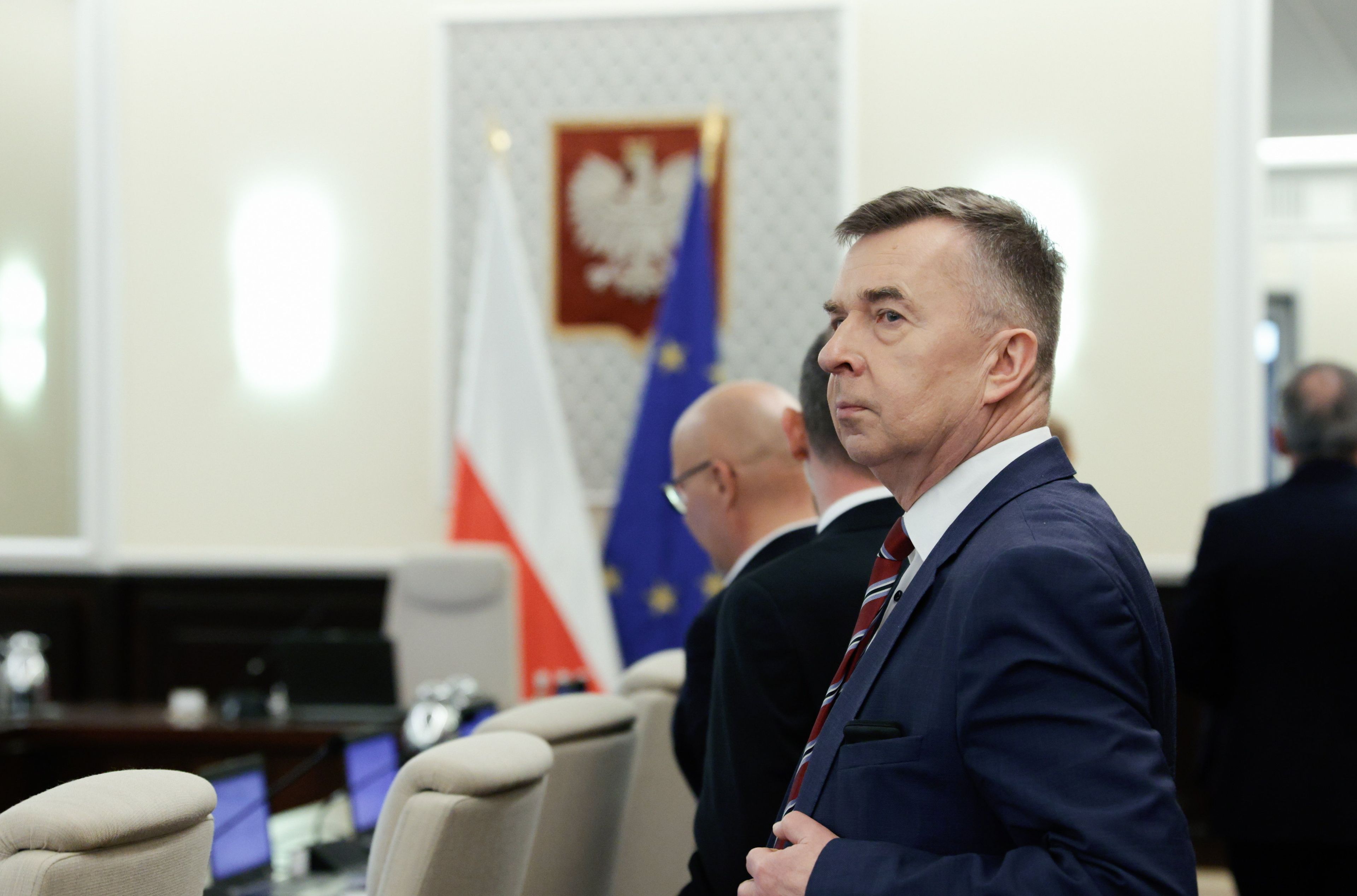 Minister Wieczorek, mężczyzna w garniturze stoi