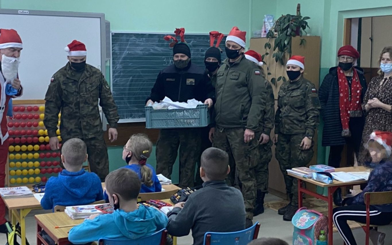 Grafika do artykułu Żołnierze czytają dzieciom baśnie Andersena, czyli szkoła na granicy
