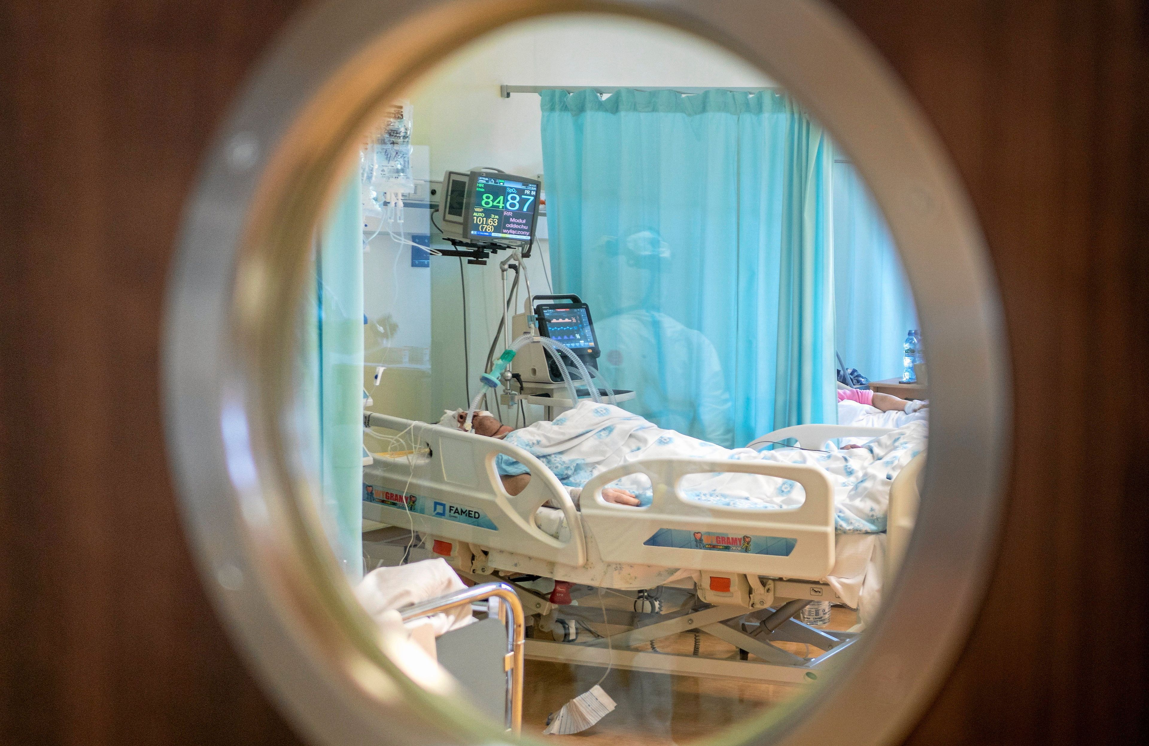 02.12.2021 Gliwice , szpital miejski . Pacjenci w szpitalu na oddziale covidowym .
Fot. Grzegorz Celejewski / Agencja Wyborcza.pl