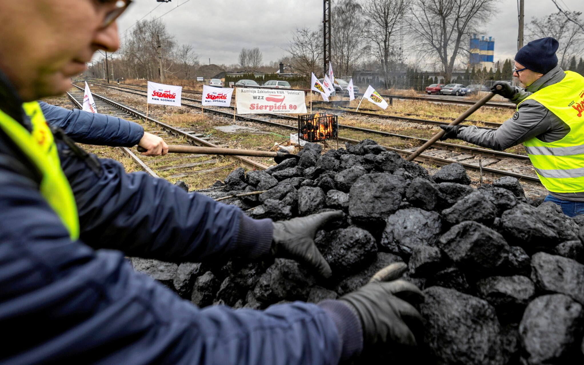 04.01.2022 Gliwice . Gornicy , zwiazkowcy i przedstawiciele rolnikow zrzeszonych w organizacji Agrounia podczas blokady torow z kopalni Sosnica . Uniemoizliwiajac wysylke wegla do elektrowni gornicy domagaja sie podwyzek ( od zarzadu Polskiej Grupy Gorniczej ) .
Fot. Grzegorz Celejewski / Agencja Wyborcza.pl
