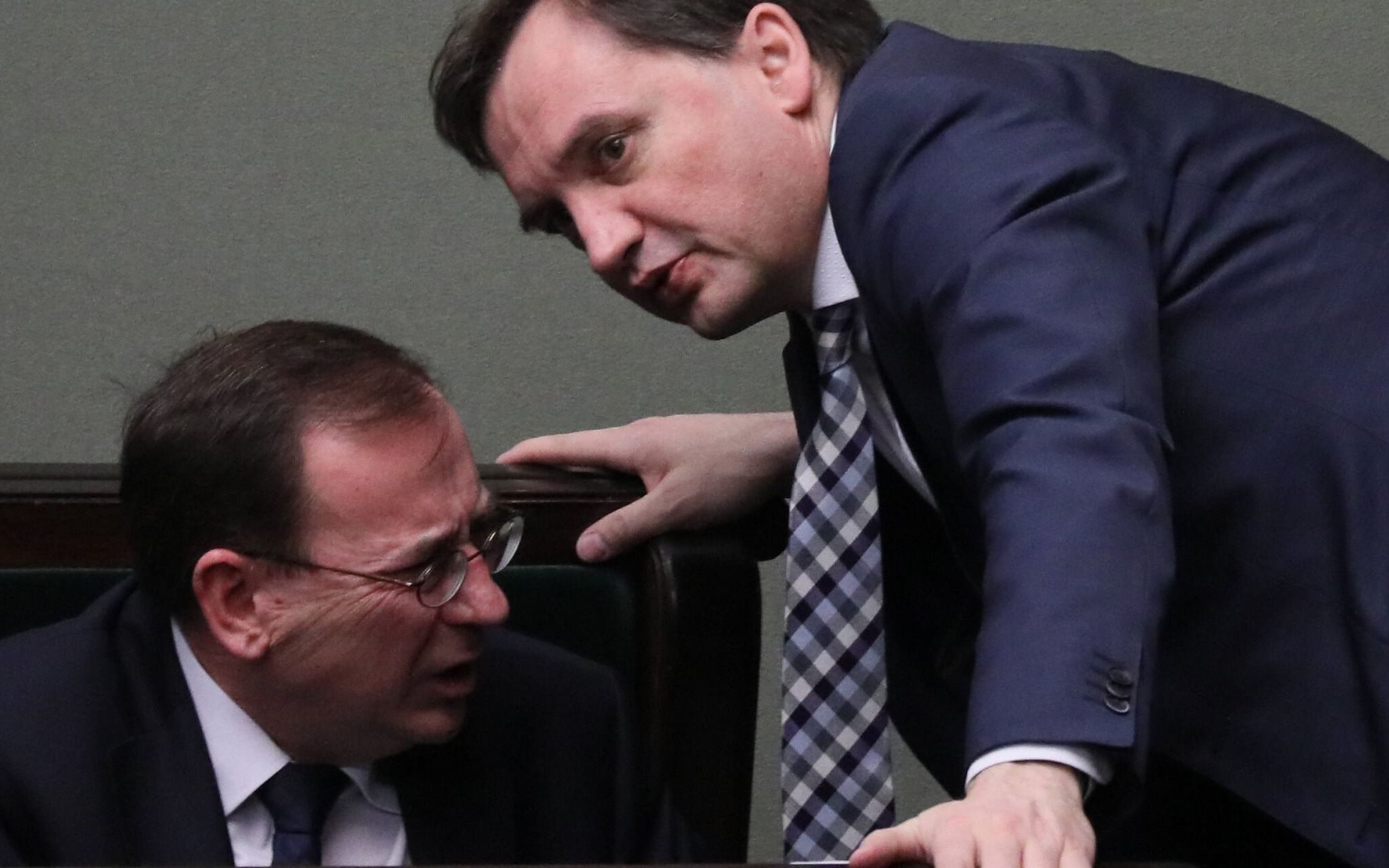 04.04.2019 Warszawa , ulica Wiejska . Sejm . Od lewej: minister koordynator sluzb specjalnych Mariusz Kaminski , minister sprawiedliwosci Zbigniew Ziobro podczas porannego bloku glosowan , miedzy innymi , nad programem Emerytura + i wniosek o wotum nieufnosci wobec ministra rolnictwa i rozwoju wsi Jana Krzysztofa Ardanowskiego .
Fot. Slawomir Kaminski / Agencja Wyborcza.pl