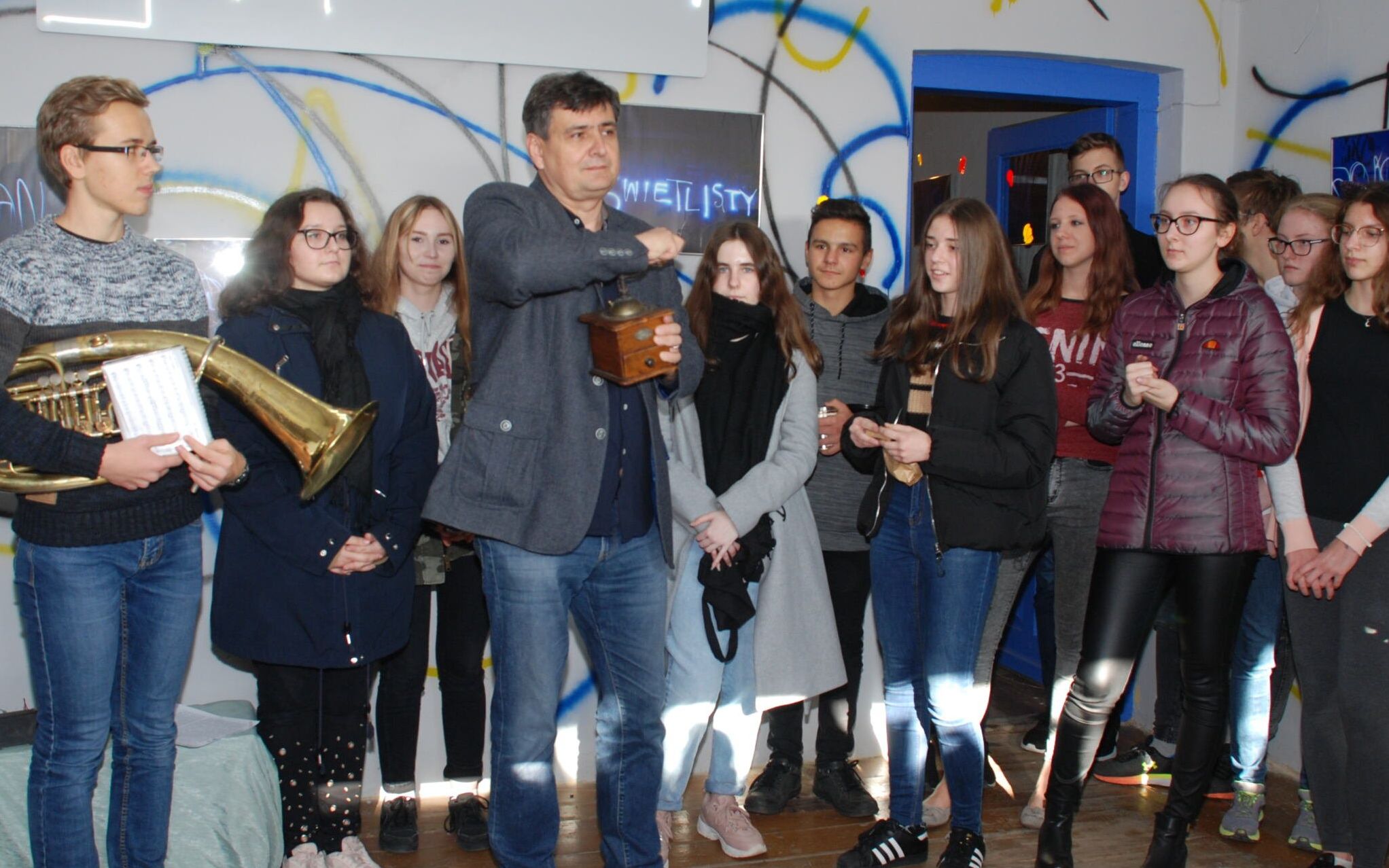 Grafika do artykułu Szkoła byłaby głupia, gdyby się teraz nie zmieniła - mówi OKO.press nauczyciel ze Szczekocin