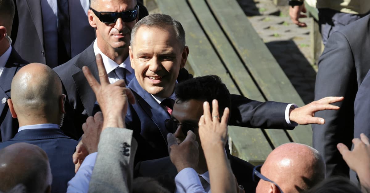 Nawrocki odrzuci ustawę wiatrakową. Czym zamierza zasilić swoje centra AI?