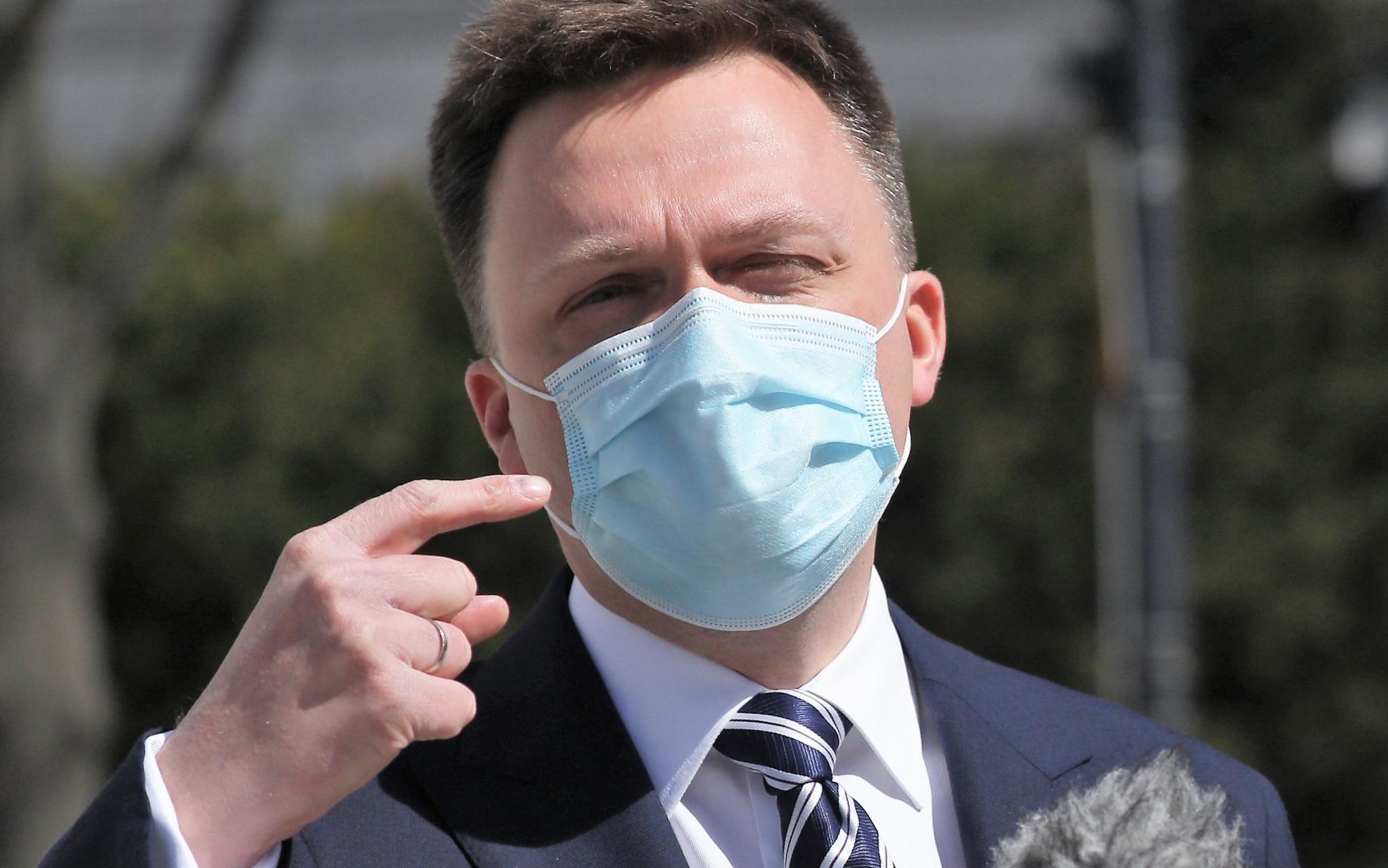 16.04.2020 Warszawa , rog ulic Wiejskiej i Matejki . Pomnik Armii Krajowej i Polskiego Panstwa Podziemnego . Od lewej: kandydat na stanowisko prezydenta RP Szymon Holownia , Michal Kobosko podczas konferencji prasowej w czasie epidemii koronawirusa na temat wyborow prezydenckich zaplanowanych na 10.05.2020 .
Fot. Slawomir Kaminski / Agencja Gazeta