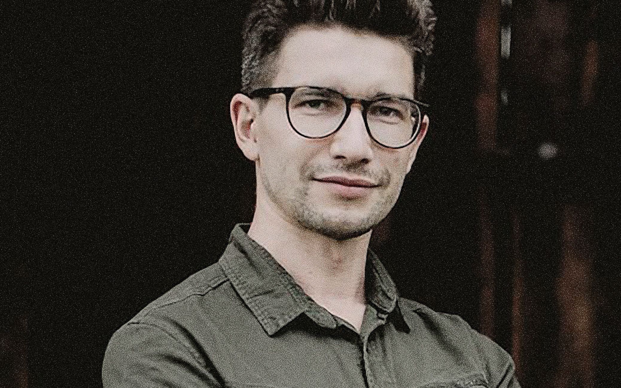 Grafika do artykułu Szymon Opryszek z nagrodą Pióro Nadziei za serię reportaży o drodze do granicy polsko-białoruskiej