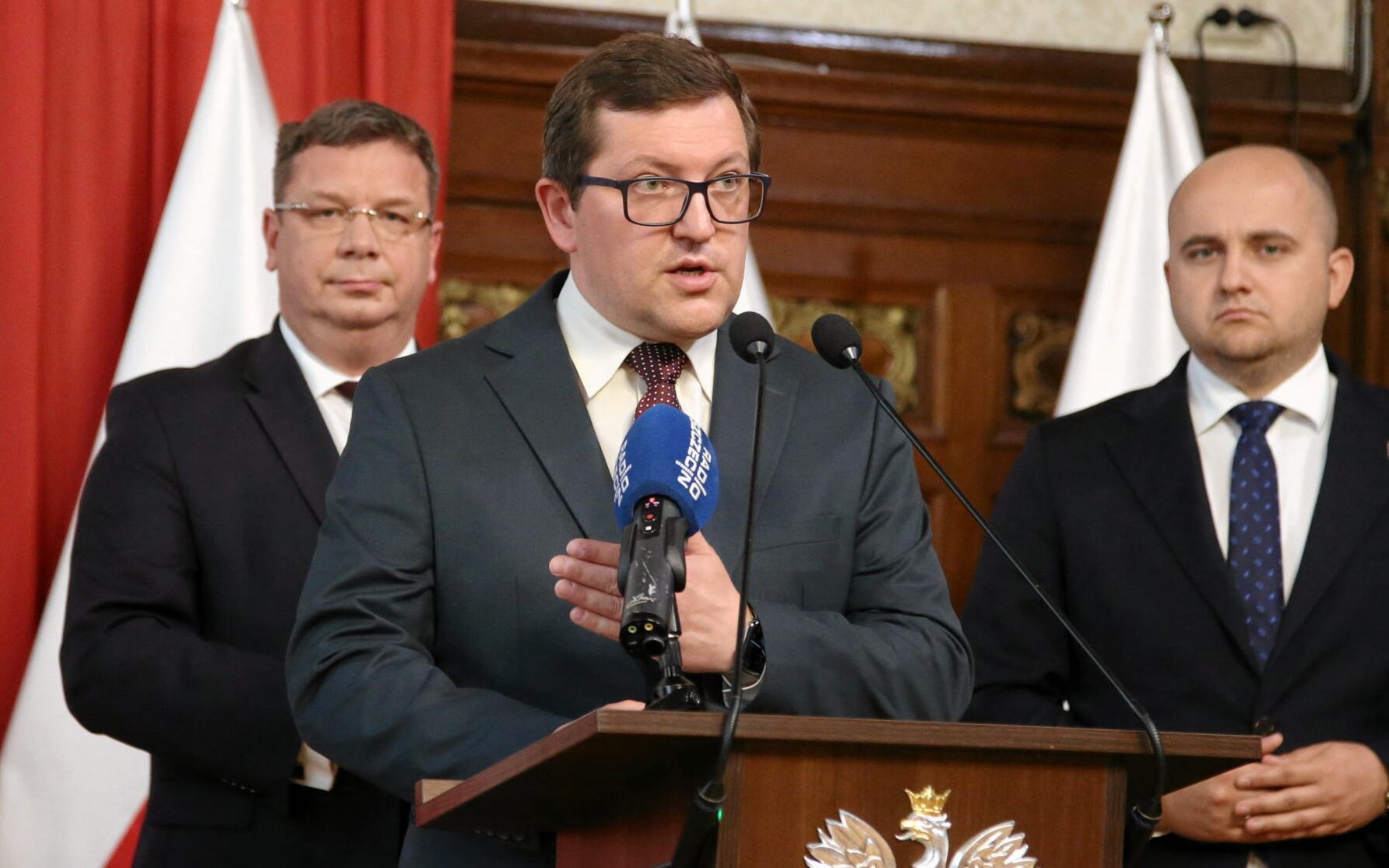 15.06.2022 Szczecin . Zachodniopomorski Urzad Wojewodzki . Od lewej : minister Michal Wojcik ( o z kreska ) , wicewojewoda zachodniopomorski Mateusz Wagemann , radny Szczecina Dariusz Matecki podczas konferencji prasowej na temat wsparcia dla osob pokrzywdzonych przestepstwem i ich rodzin w Polsce oraz na terenie wojewodztwa zachodniopomorskiego .
Fot. Cezary Aszkielowicz / Agencja Wyborcza.pl