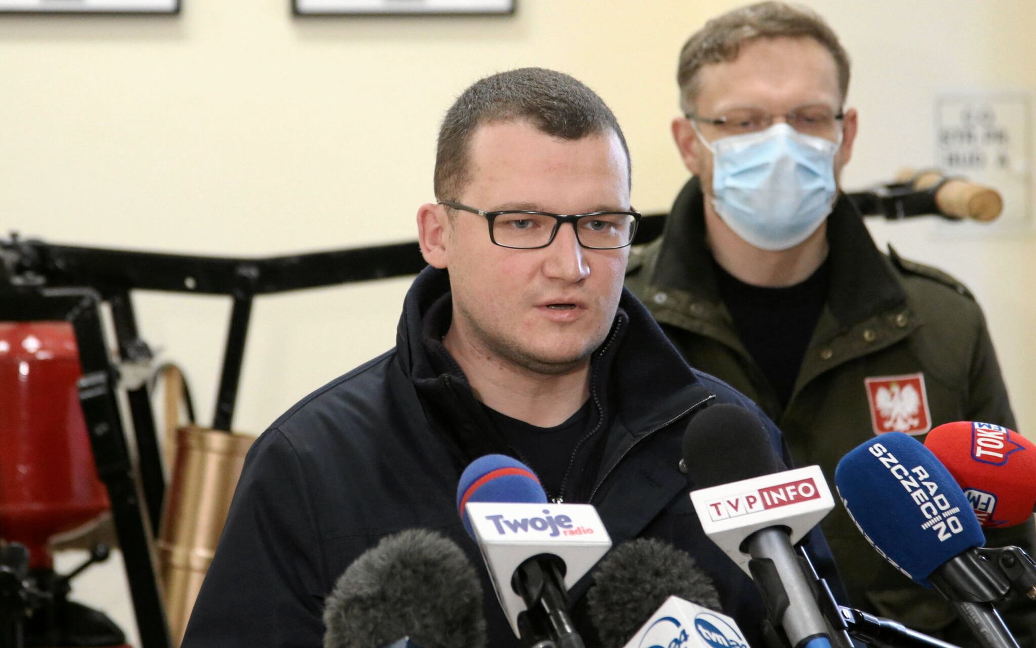 19.02.2022 Szczecin , ul. Firlika , Komenda Wojewodzka Panstwowej Strazy Pozarnej . Od lewej : sekretarz stanu Pawel Szefernaker i wojewoda zachodniopomorski Zbigniew Bogucki podczas briefingu prasowego nt. usuwania skutkow nizu Eunice ktory przechodzi nad regionem .
Fot. Cezary Aszkielowicz / Agencja Wyborcza.pl