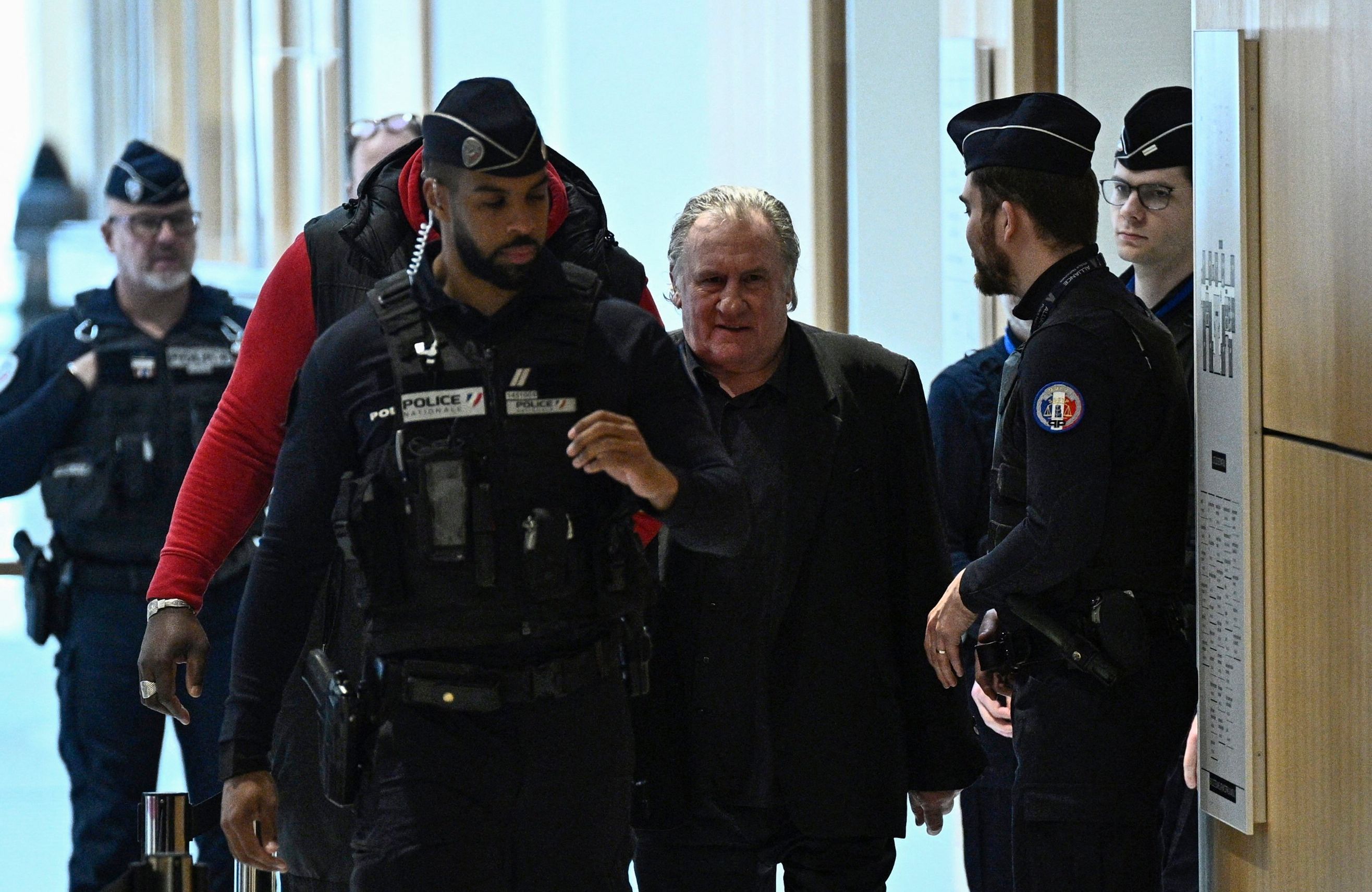 Francuski aktor Gerard Depardieu w drodze na salę sądową 27 marca 2025.