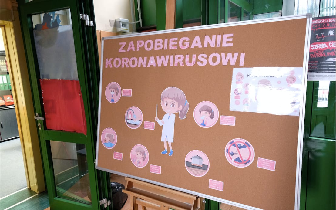 Grafika do artykułu "Część dzieci w Polsce straci dostęp do edukacji". Nauczycielka wiejskiej szkoły o lekcjach online