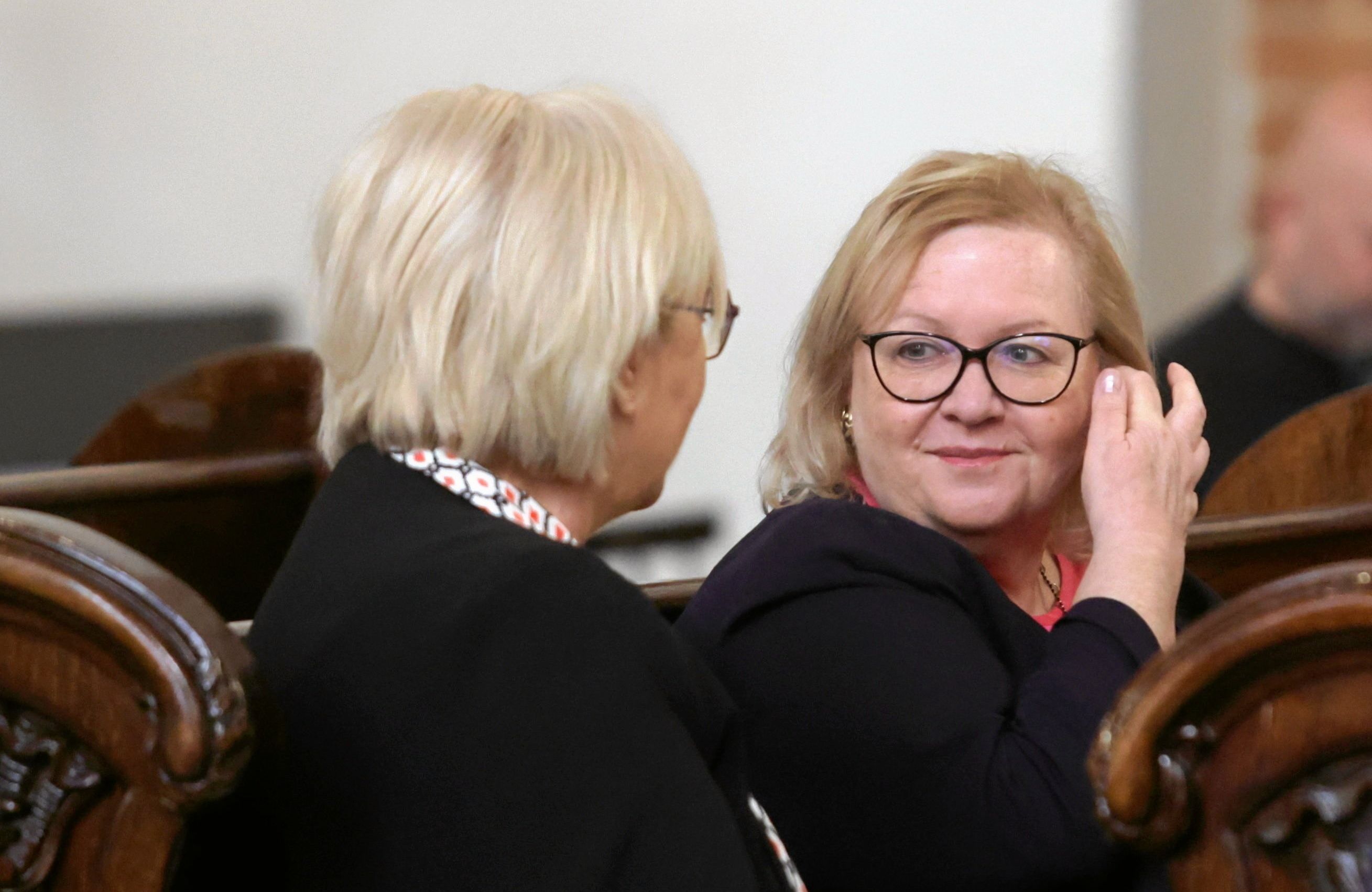 Dwie kobiety siedzą i rozmawiają