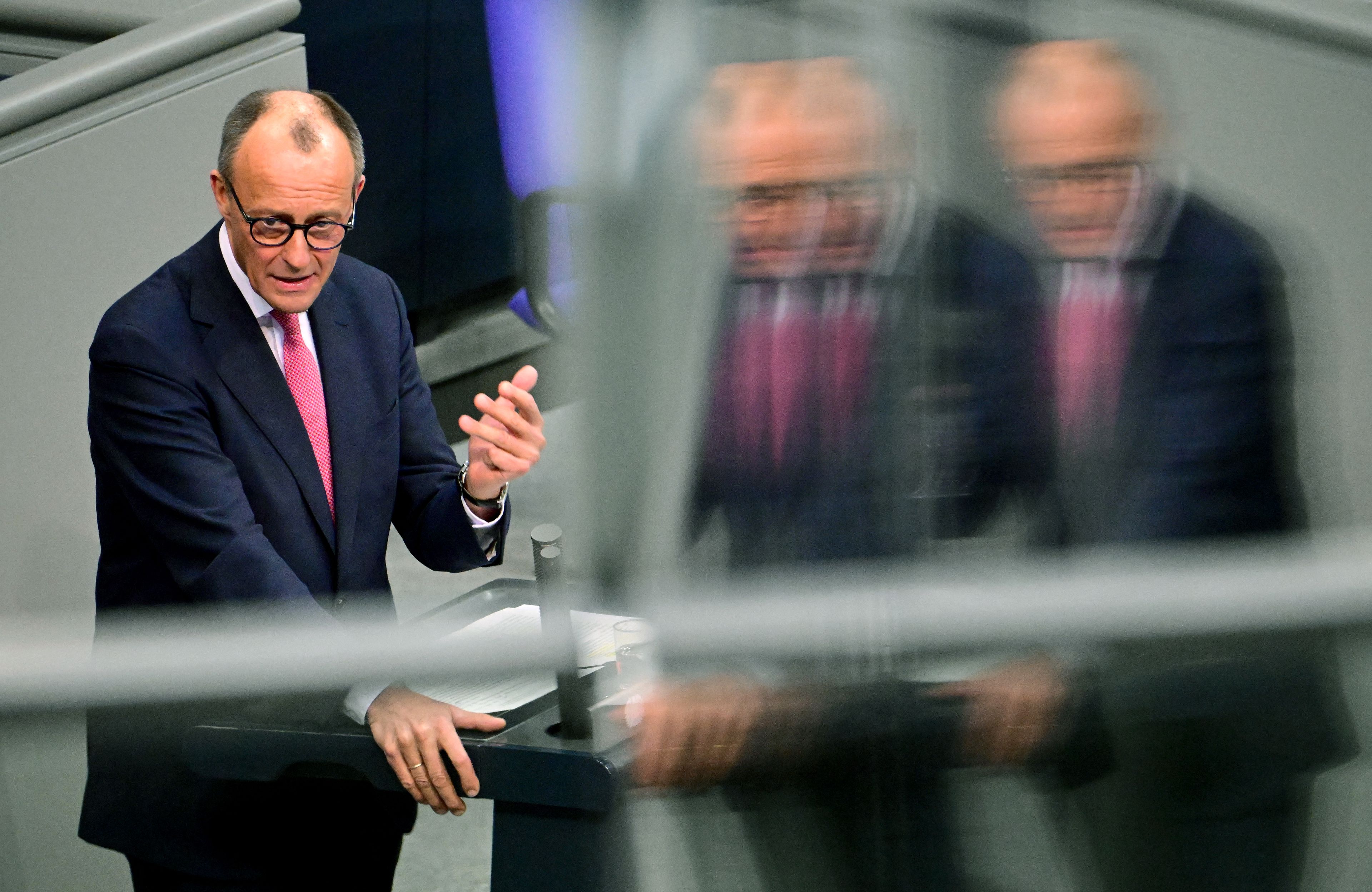 Rozmazane zdjęcie (poprzez długotrwałą ekspozycję) polityka w Bundestagu