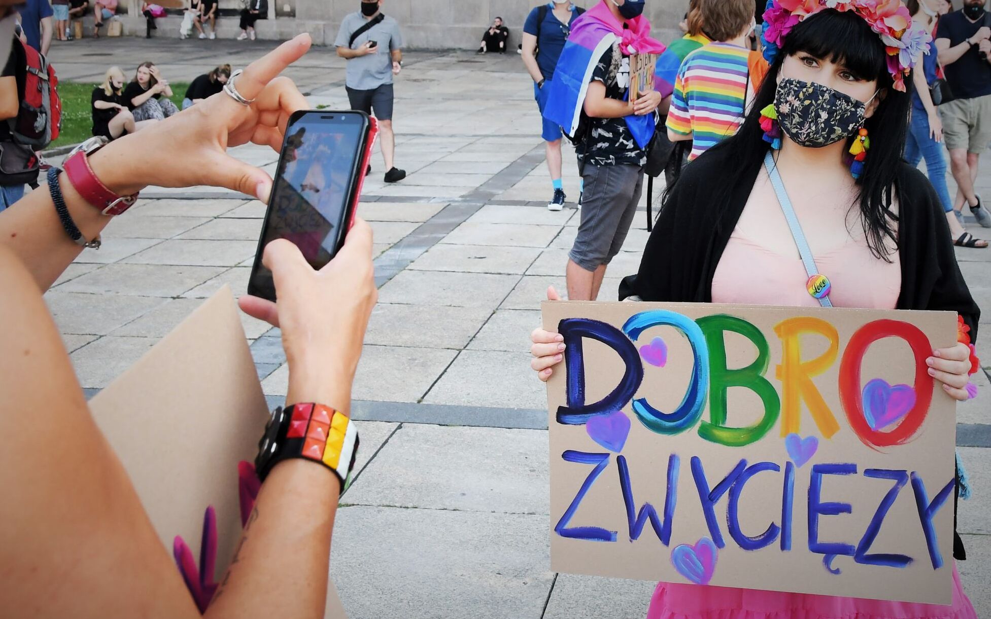 Grafika do artykułu "Narusza godność, krzywdzi i wyklucza ze wspólnoty". Uchwała anty-LGBT zmiażdżona przez sąd
