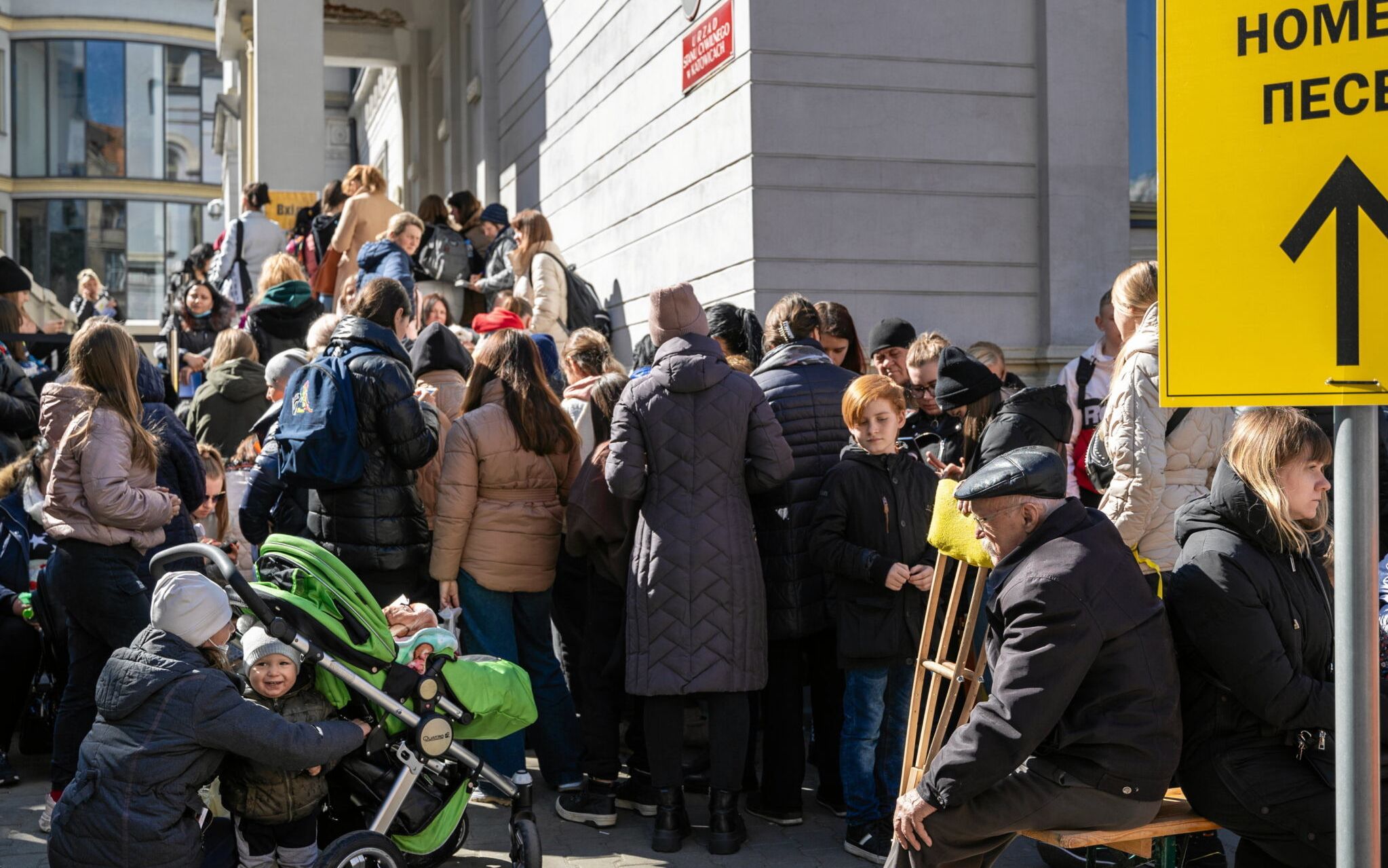 22.03.2022
Katowice , Plac Wolnosci . Kolejka obywateli Ukrainy za przyznaniem nr PESEL .
Fot . Grzegorz Celejewski / Agencja Wyborcza.pl