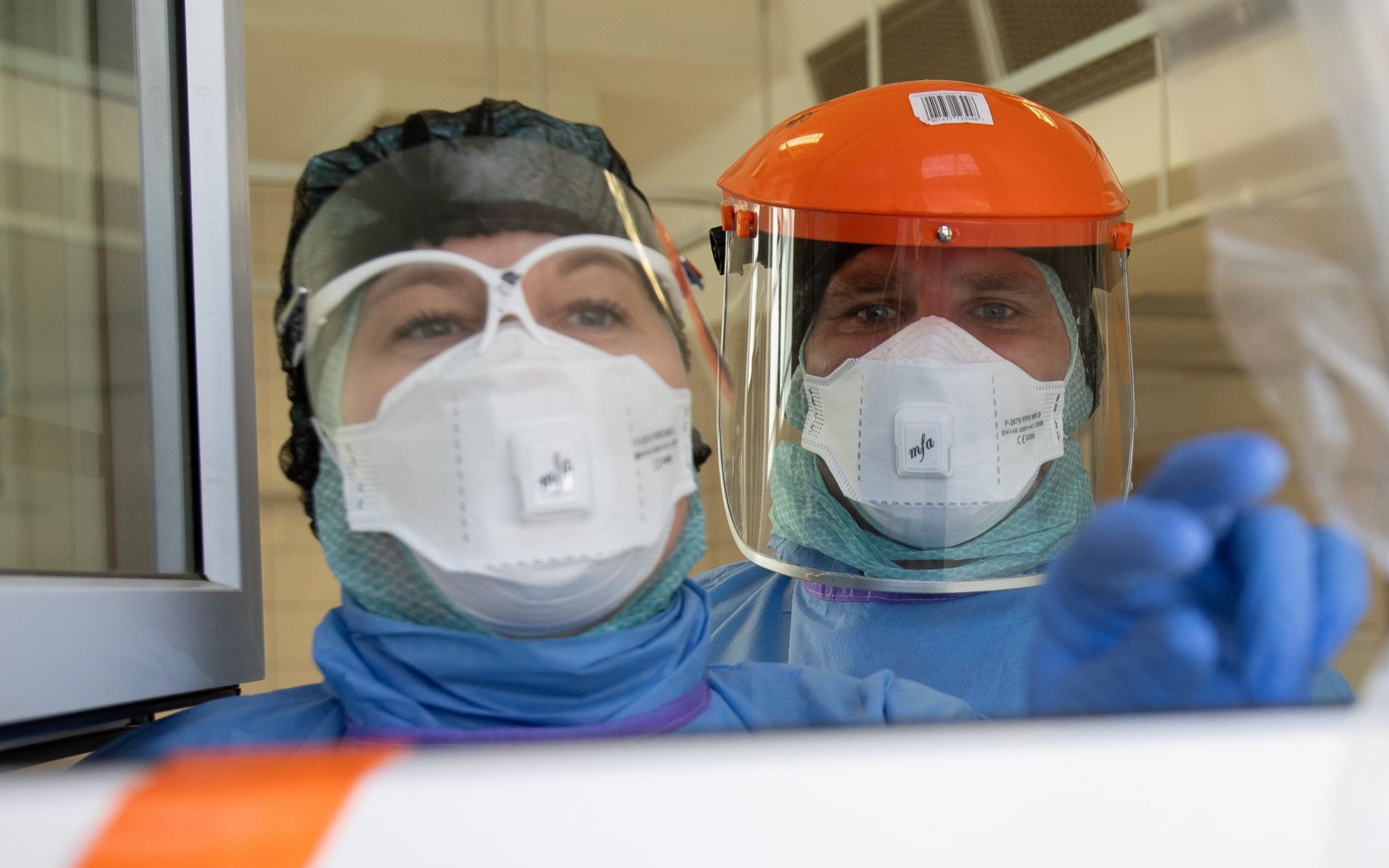 23.03.2020 Lublin , Samodzielny Publiczny Szpital Kliniczny Nr 4 . Lekarze ze Szpitalnego Odzialu Ratunkowego przyjmuja pacjentow w specjalnym namiocie przesiewowym . Sa to srodki bezpieczenstwa zwiazane z epidemia koronawirusa . Po przeprowadzeniu badan i wywiadu z pacjentem , trafia on w odpowiednie miejsce .
Fot. Jakub Orzechowski / Agencja Gazeta