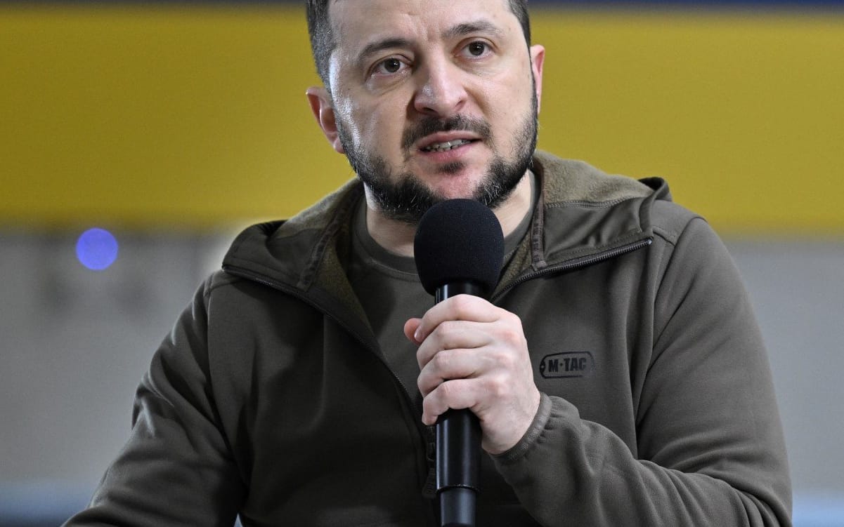 Ukrainian President Volodymyr Zelensky addresses a press conference with international media in an underground metro station in Kyiv on April 23, 2022. - Zelensky criticised a decision by UN Secretary Generalto visit Moscow on April 26, before heading to Kyiv. (Photo by Genya SAVILOV / AFP)