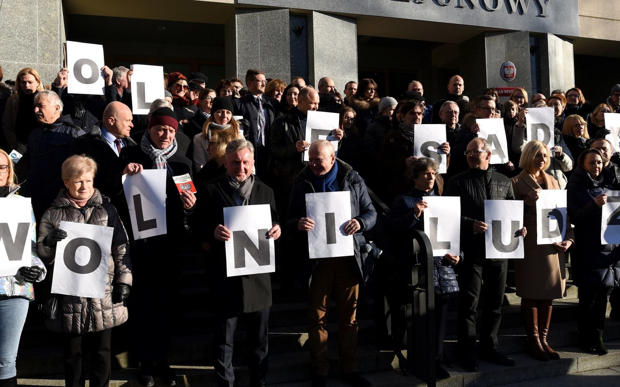 07.02.2020 Olsztyn . Sad Rejonowy . Sedziowie i prokuratorzy podczas wspolnego protestu z haslem '' Wolne sady wolni ludzie ''. 
Fot . Robert Robaszewski / Agencja Gazeta