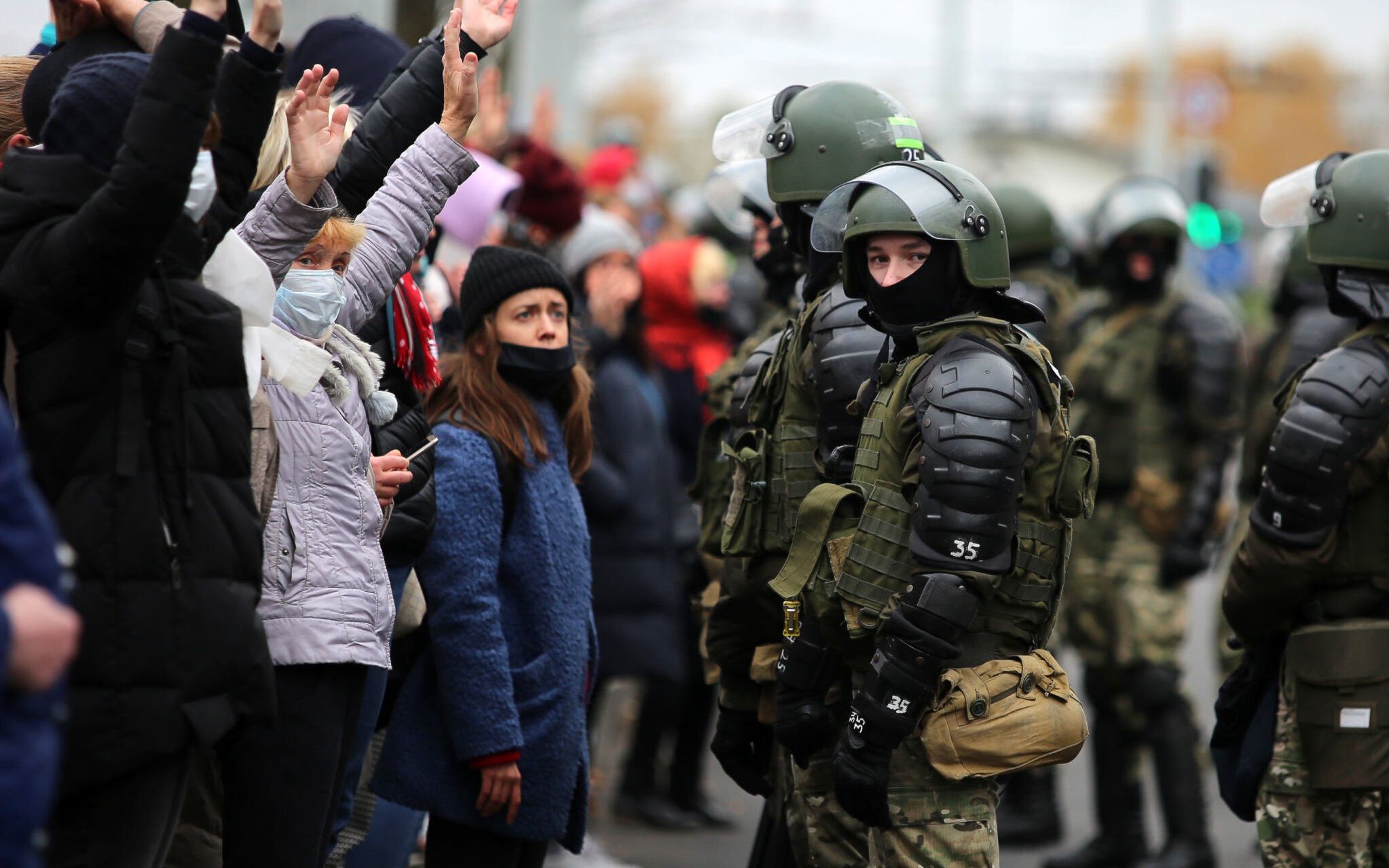 Law enforcement officers block protesters during a march of opposition supporters from central Minsk to a site of Stalin-era executions just outside the capital on November 1, 2020. - Police in Belarus on November 1 dispersed protesters who had been marching from central Minsk to a Stalin-era execution site in the latest of weeks of demonstrations against strongman Alexander Lukashenko's disputed re-election. The march was dedicated to both commemorating victims of Stalin-era repression and keeping pressure on the Lukashenko regime. (Photo by STRINGER / AFP)
