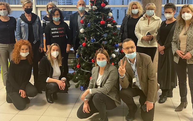 Grafika do artykułu Nocny atak na choinkę krakowskich sędziów. Zniszczono bombki z flagą UE, zabrano gwiazdę z tęczą