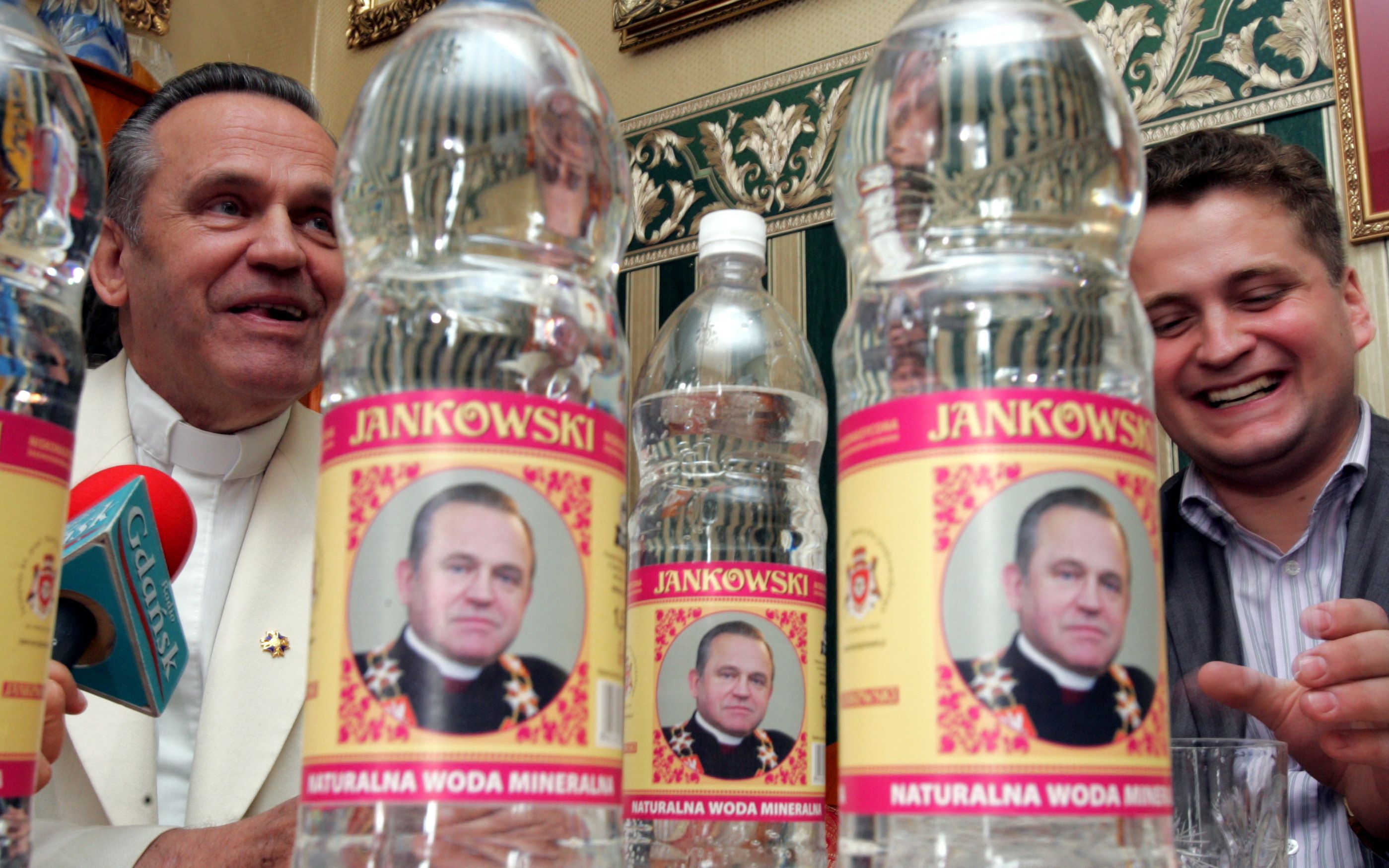 09.09.2006 GDANSK PARAFIA KOSCIOLA SW.BRYGIDY PRALAT HENRYK JANKOWSKI PREZENTUJE WODE MINERALNA SYGNOWANA JEGO PORTRETEM N/Z Z PREZESEM INSTYTUTU KS.HENRYKA JANKOWSKIEGO MARIUSZEM OLCHOWIAKIEM
FOT. DAMIAN KRAMSKI  / AGENCJA GAZETA