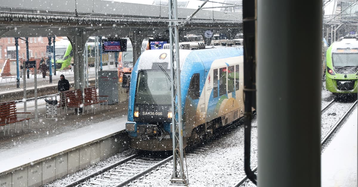 Odwołane pociągi, 400 minut opóźnienia. Zima paraliżuje ruch na kolei