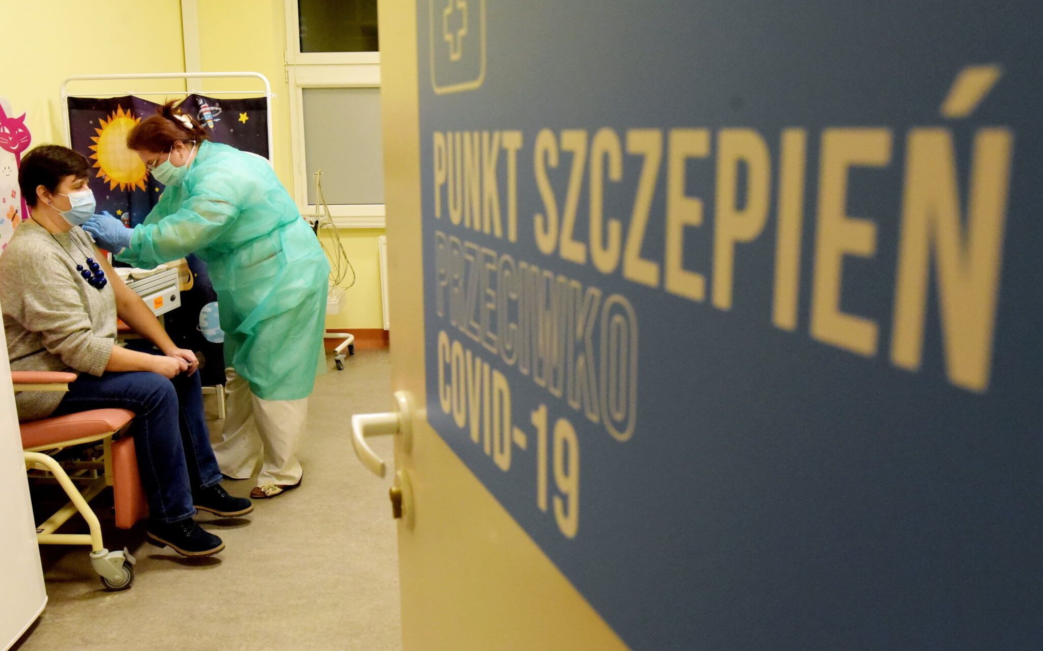 27.12.2020 Olsztyn , Wojewodzki Specjalistyczny Szpital Dzieciecy . Pierwsze szczepienia przeciwko COVID-19 .
Fot . Robert Robaszewski / Agencja Gazeta