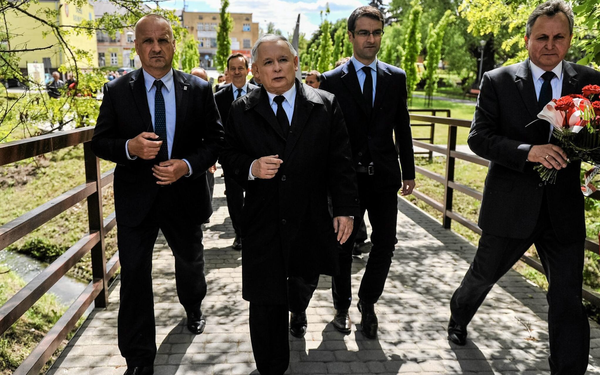 05.05.2014 Debica , plac Mikolajkowow . Prezes PiS Jaroslaw Kaczynski sklada kwiaty pod pomnikiem Lecha Kaczynskiego i ofiar katastrofy smolenskiej .
Fot. Patryk Ogorzalek / Agencja Gazeta