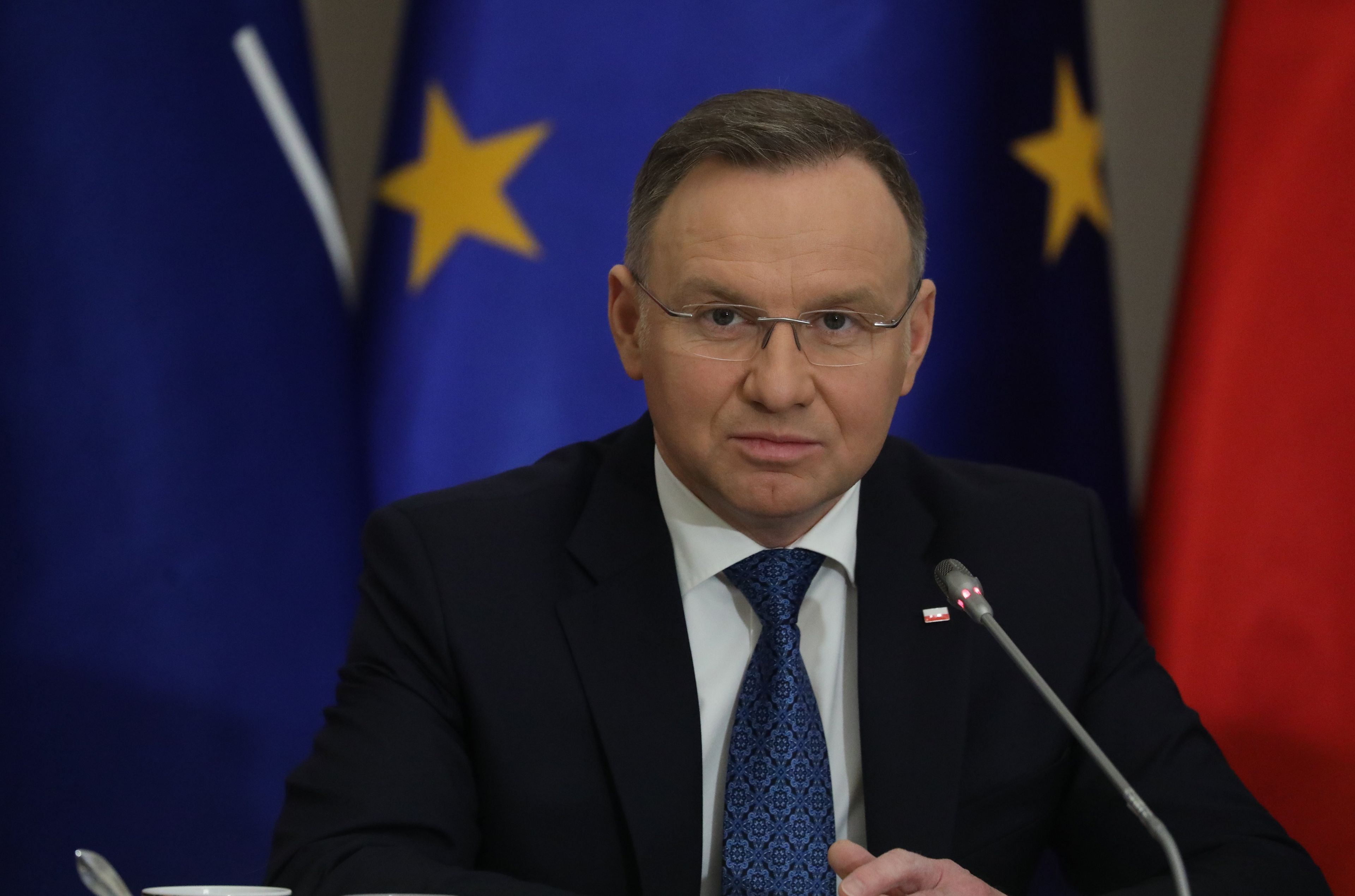 Andrzej Duda na tle unijnej flagi