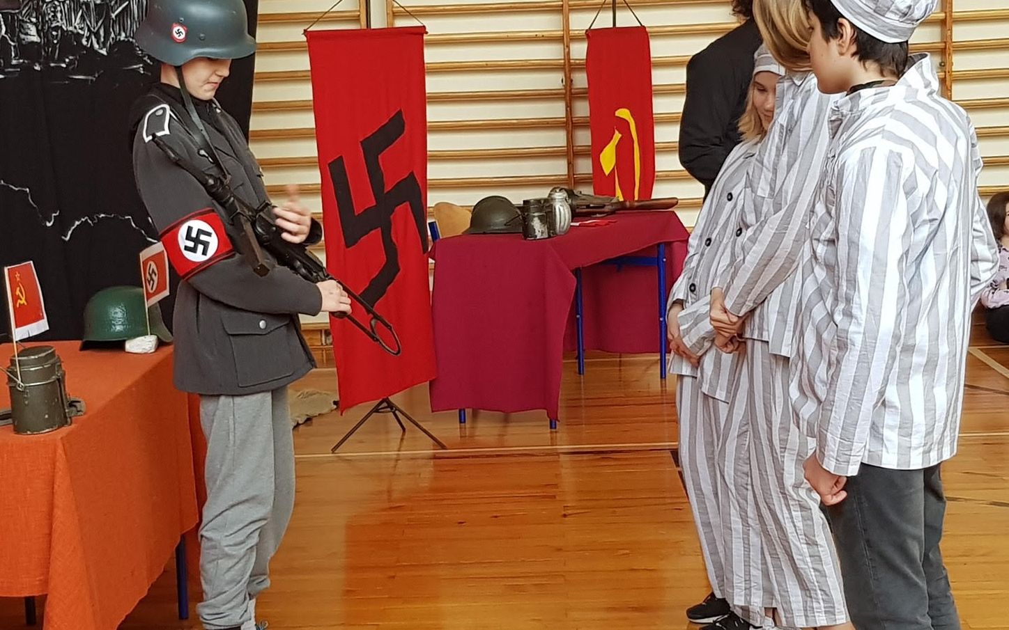 Grafika do artykułu Dzieci ze swastykami, dzieci w pasiakach. „Żywa lekcja historii” w polskiej szkole