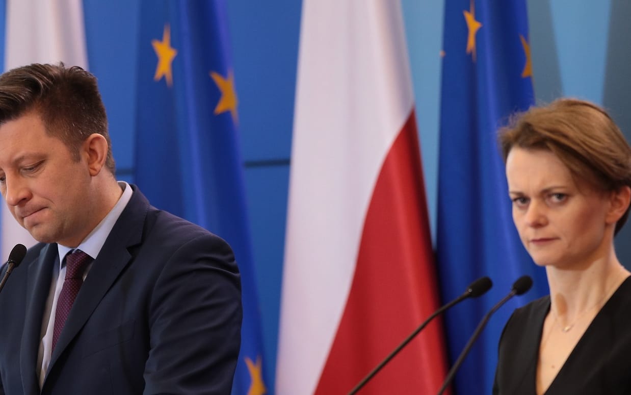12.03.2020 Warszawa . Kancelaria Prezesa Rady Ministrow . Od lewej : minister Michal Dworczyk , minister rozwoju Jadwiga Emilewiczpodczas konferencji prasowej w sprawie koronawirusa . 
Fot. Dawid Zuchowicz / Agencja Gazeta