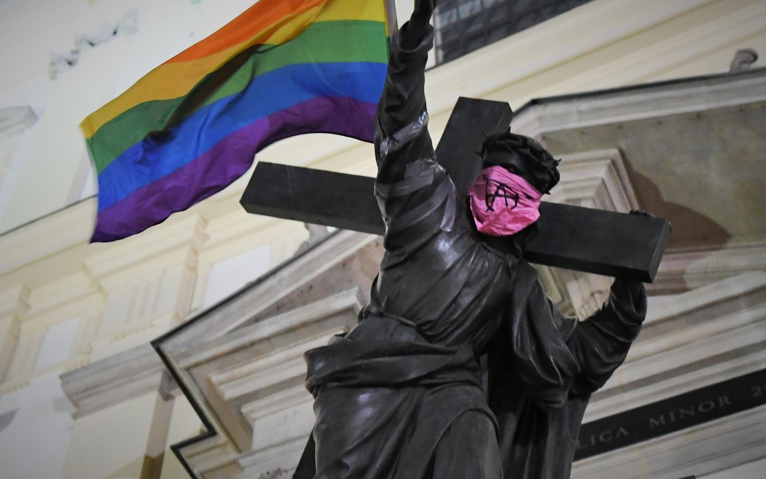 Grafika do artykułu Postępowanie ws. tęczowych flag na pomnikach umorzone. Nie wykryto sprawców
