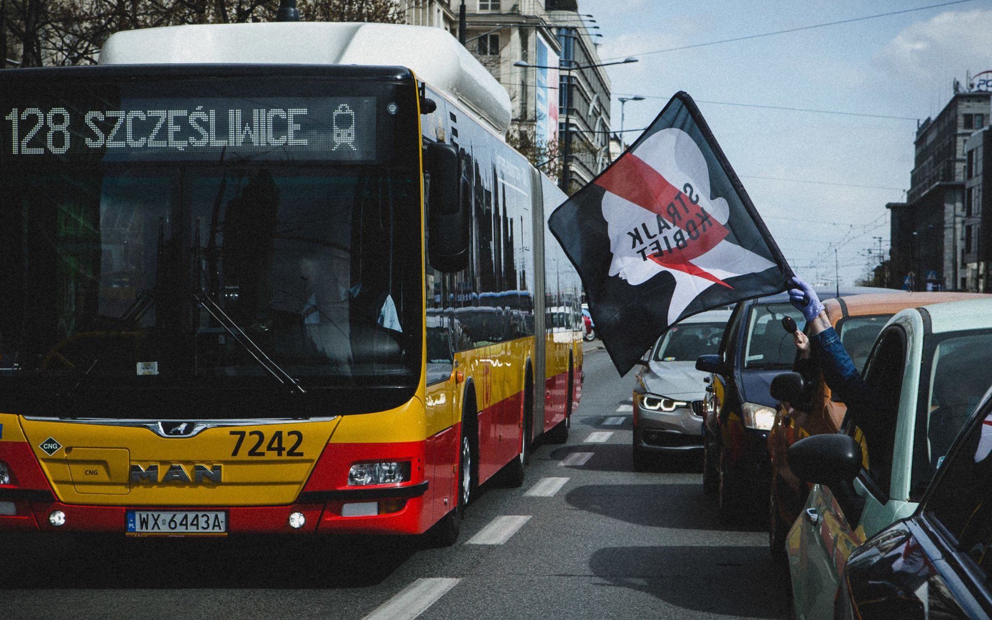 Grafika do artykułu „Walczcie z wirusem, nie z kobietami”. Strajk Kobiet w samochodach i na rowerach podczas epidemii