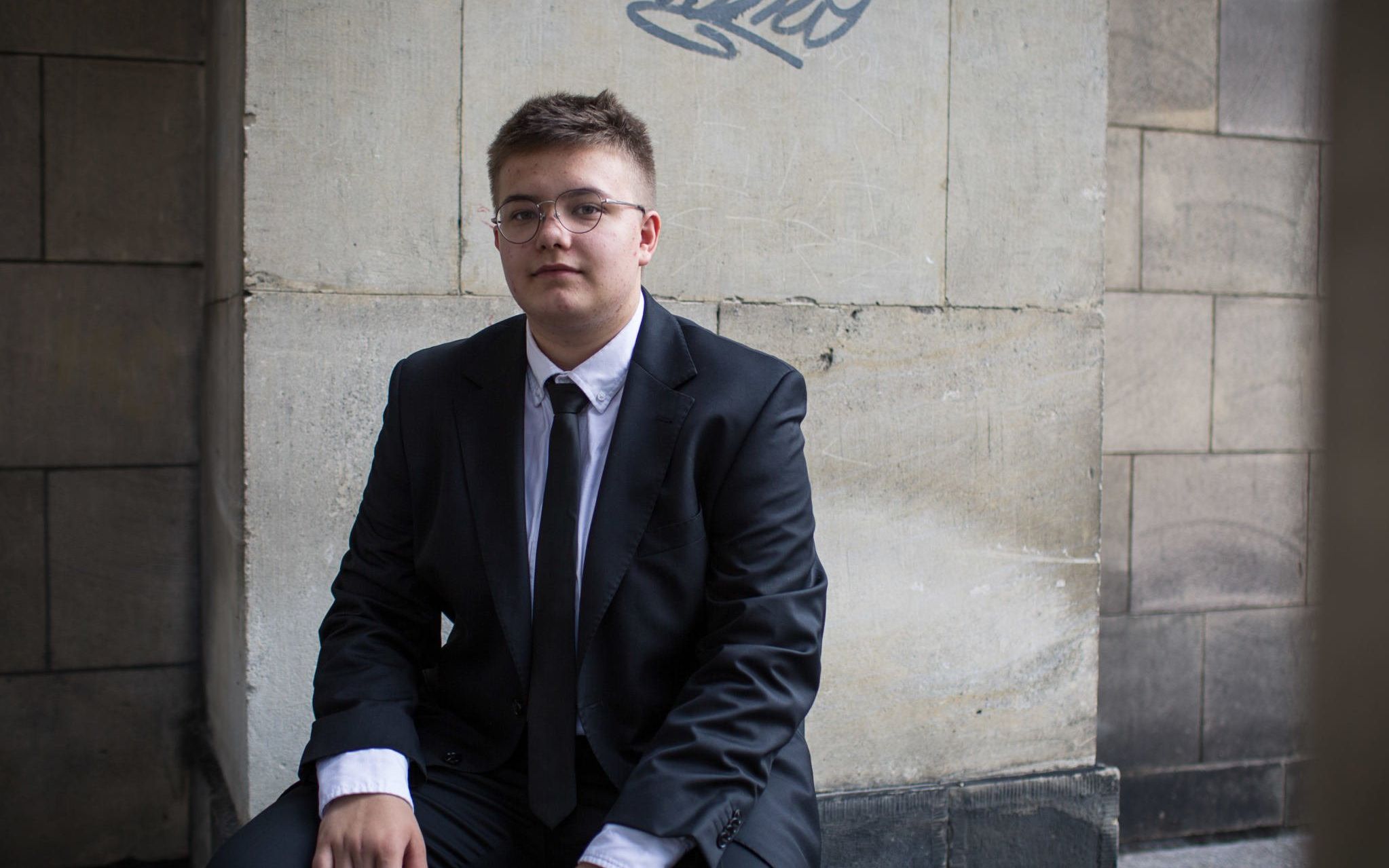 Grafika do artykułu Maturzysta, transchłopak: "Boję się, że wygra Andrzej Duda. Czy Polska beze mnie będzie lepsza?"